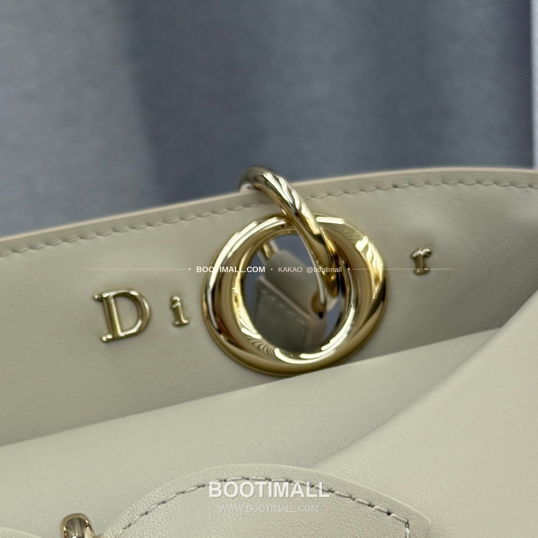 디올 2026SS 레더 보우디테일 화이트 토트백 Dior 2026 SS Leather Bow Detail White Tote Bag 7038 28cm 4