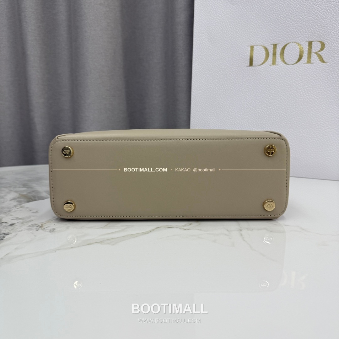 디올 2026SS 레더 보우디테일 화이트 토트백 Dior 2026 SS Leather Bow Detail White Tote Bag 7038 28cm 7