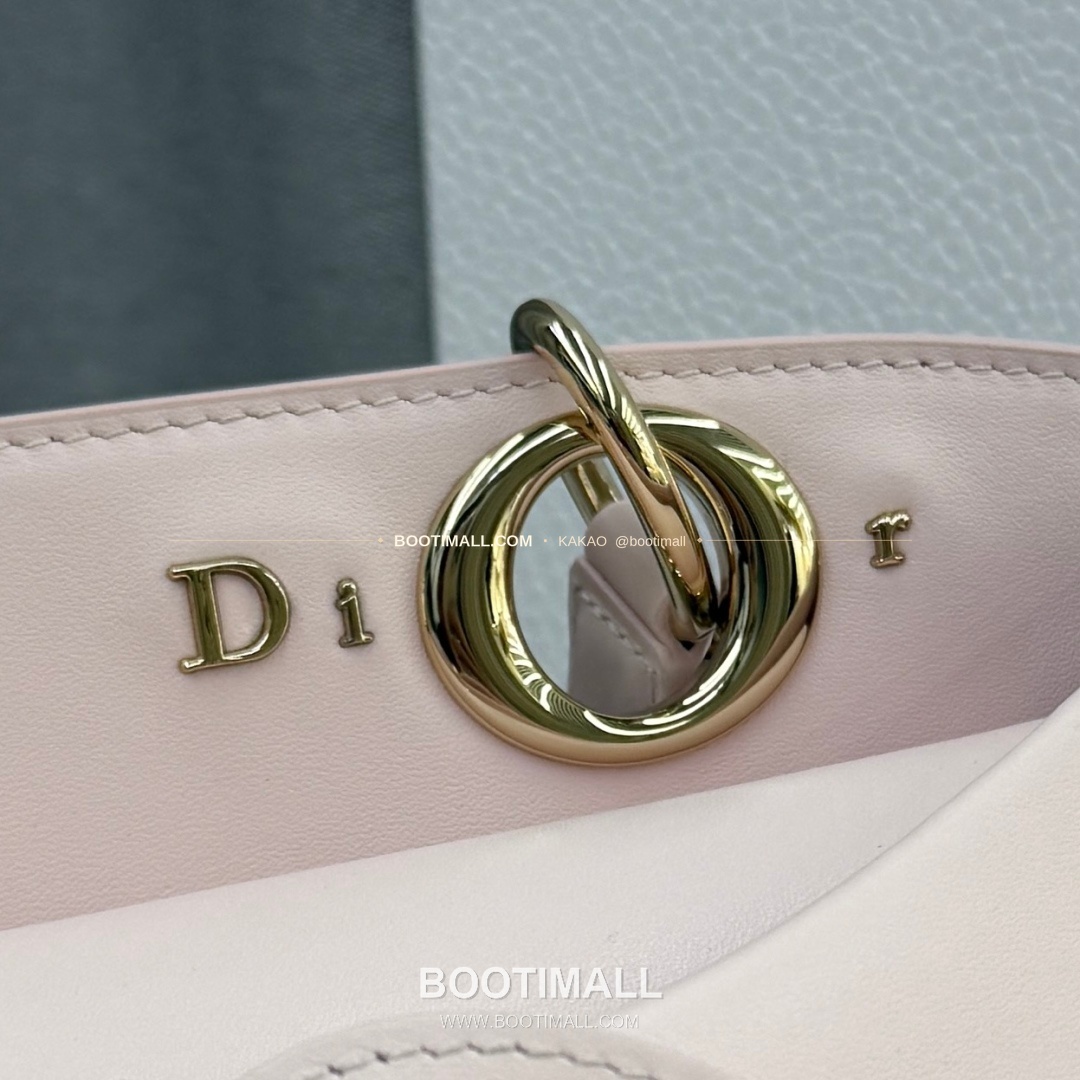 디올 2026SS 레더 보우디테일 화이트 토트백 Dior 2026 SS Leather Bow Detail White Tote Bag 7038 28cm 4