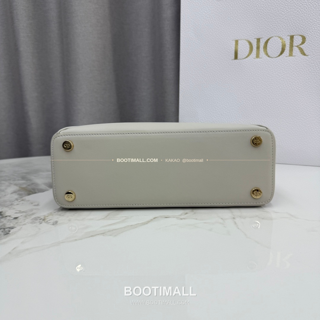 디올 2026SS 레더 보우디테일 화이트 토트백 Dior 2026 SS Leather Bow Detail White Tote Bag 7038 28cm 7