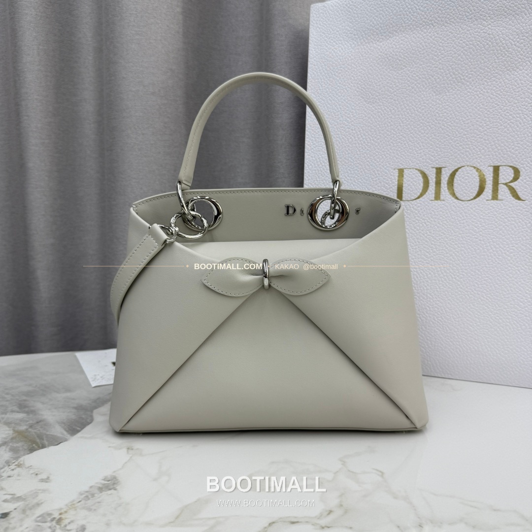 디올 2026SS 레더 보우디테일 화이트 토트백 Dior 2026 SS Leather Bow Detail White Tote Bag 7038 28cm 1