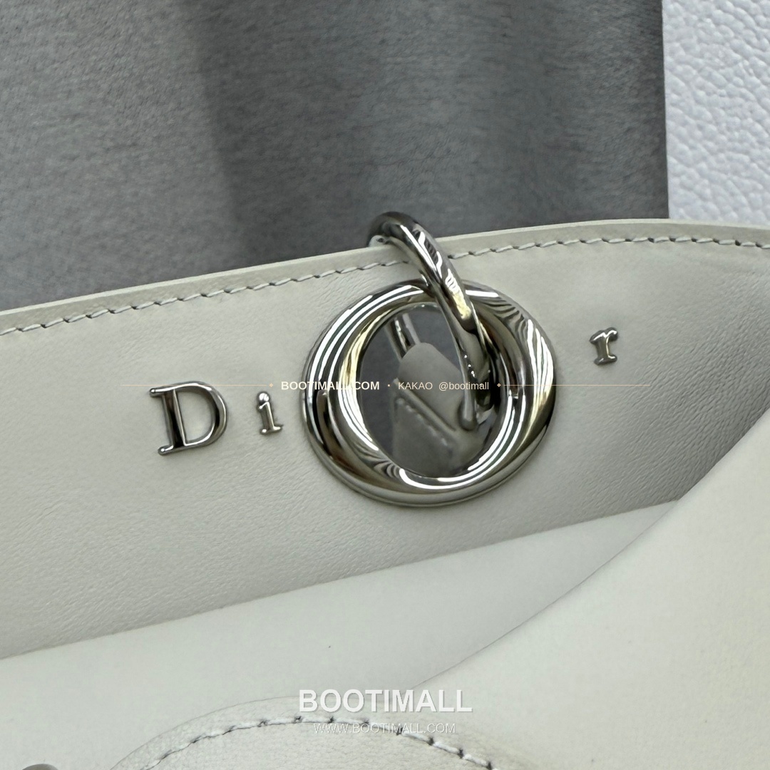 디올 2026SS 레더 보우디테일 화이트 토트백 Dior 2026 SS Leather Bow Detail White Tote Bag 7038 28cm 3