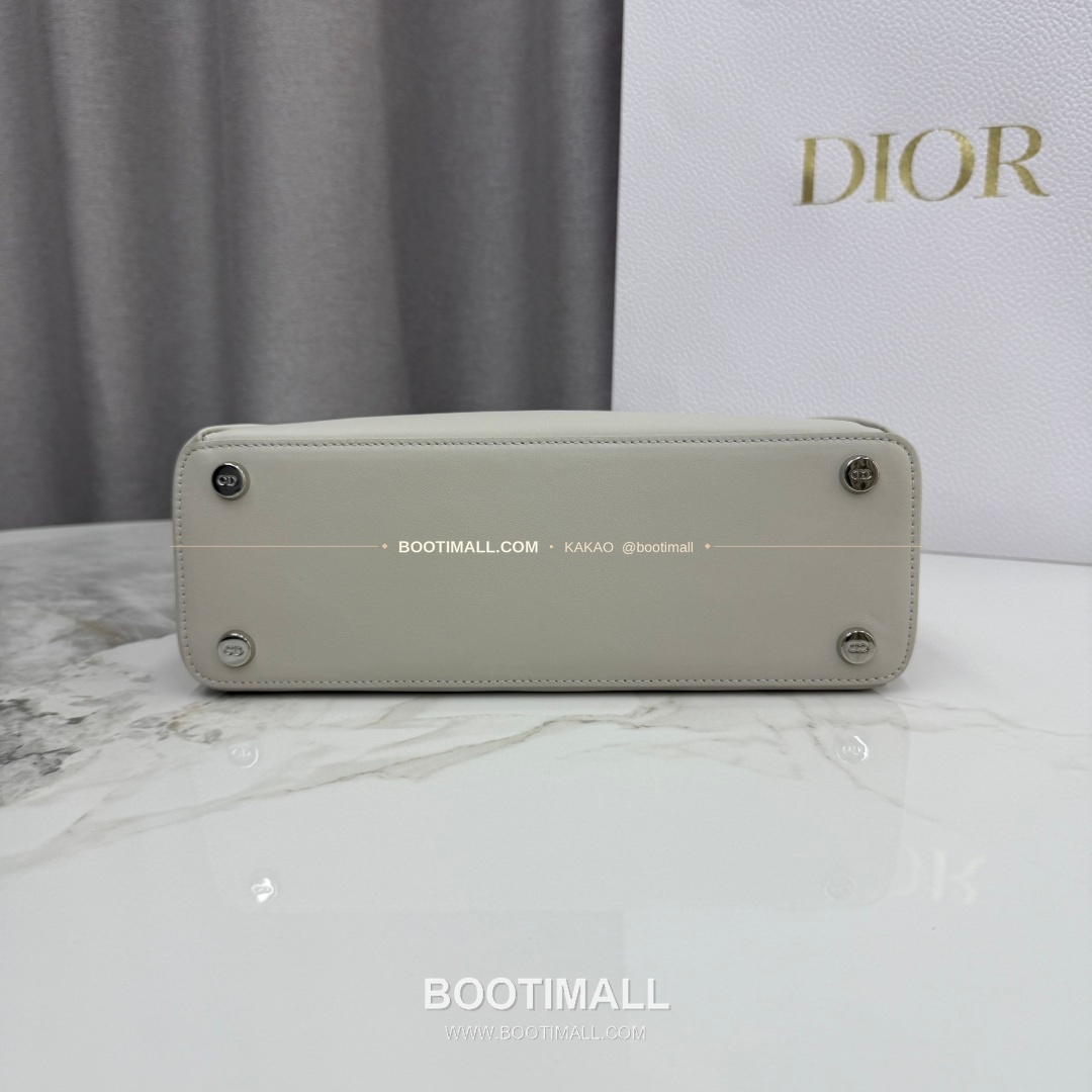 디올 2026SS 레더 보우디테일 화이트 토트백 Dior 2026 SS Leather Bow Detail White Tote Bag 7038 28cm 6