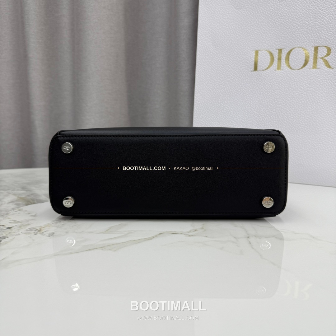 디올 2026SS 레더 보우디테일 화이트 토트백 Dior 2026 SS Leather Bow Detail White Tote Bag 7038 28cm 5