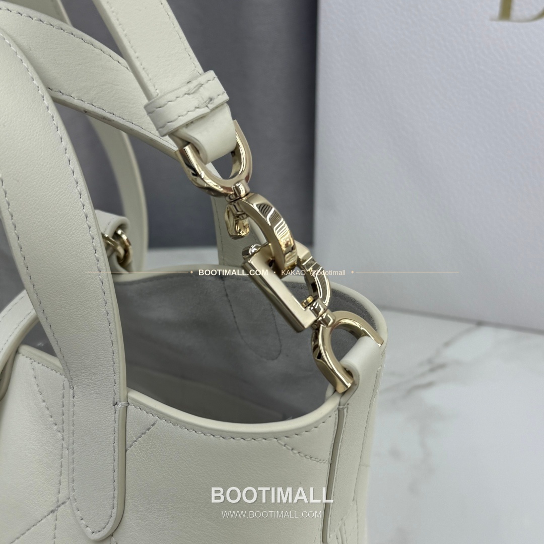 디올 투주르 레더 CD락 카나쥬 아이보리 토트백 Dior Toujours Leather CD Lock Cannage Ivory Tote Bag M2835 18.5cm 6