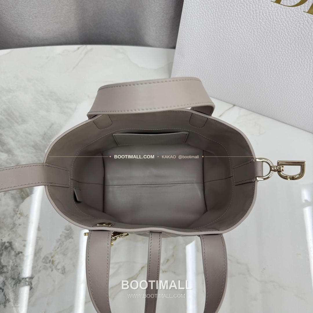 디올 투주르 레더 CD락 카나쥬 아이보리 토트백 Dior Toujours Leather CD Lock Cannage Ivory Tote Bag M2835 18.5cm 10