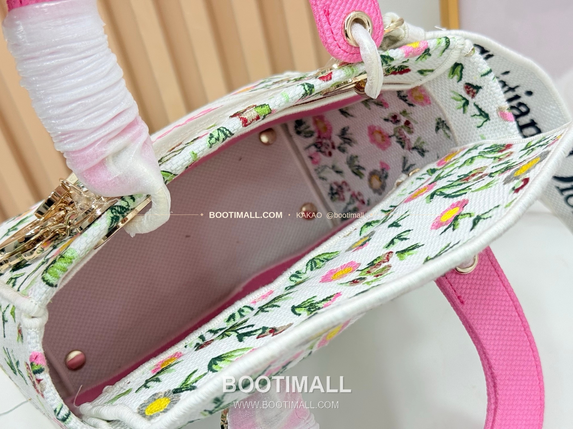 디올 레이디디올 자수 플로럴 멀티 미디엄 토트백 Dior Lady Dior Embroidered Floral Multi Medium Tote Bag 9920 24cm 9