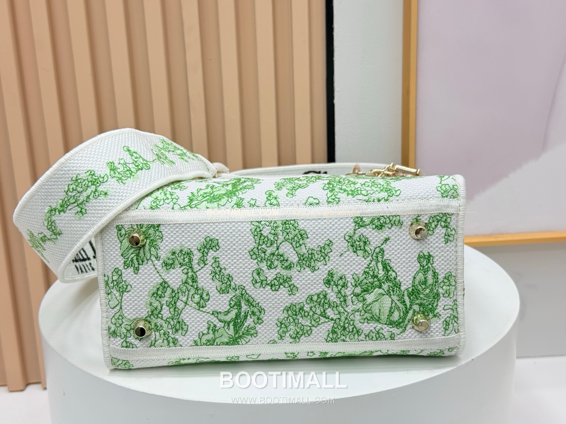 디올 레이디디올 자수 플로럴 멀티 미디엄 토트백 Dior Lady Dior Embroidered Floral Multi Medium Tote Bag 9920 24cm 7