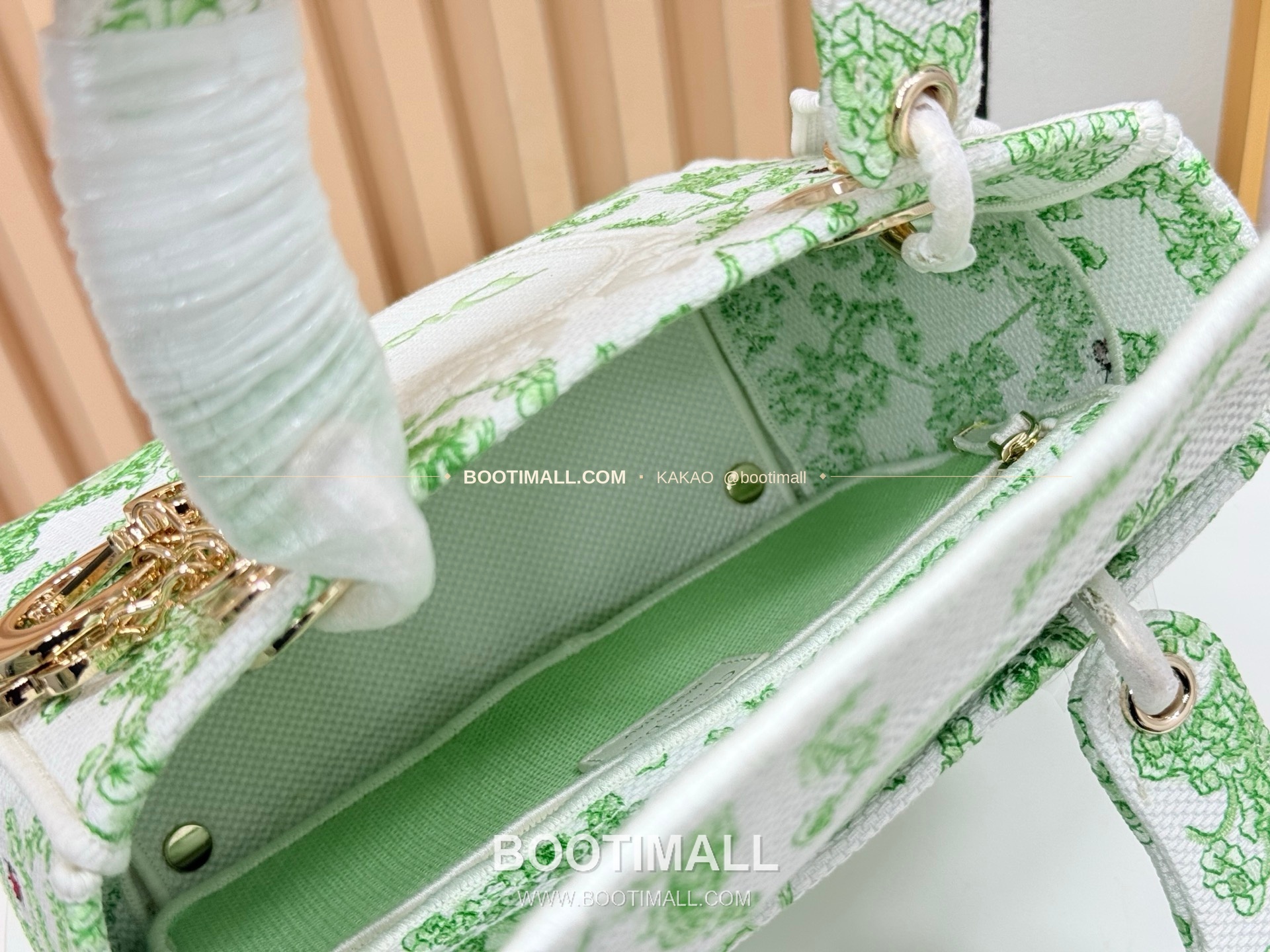 디올 레이디디올 자수 플로럴 멀티 미디엄 토트백 Dior Lady Dior Embroidered Floral Multi Medium Tote Bag 9920 24cm 9