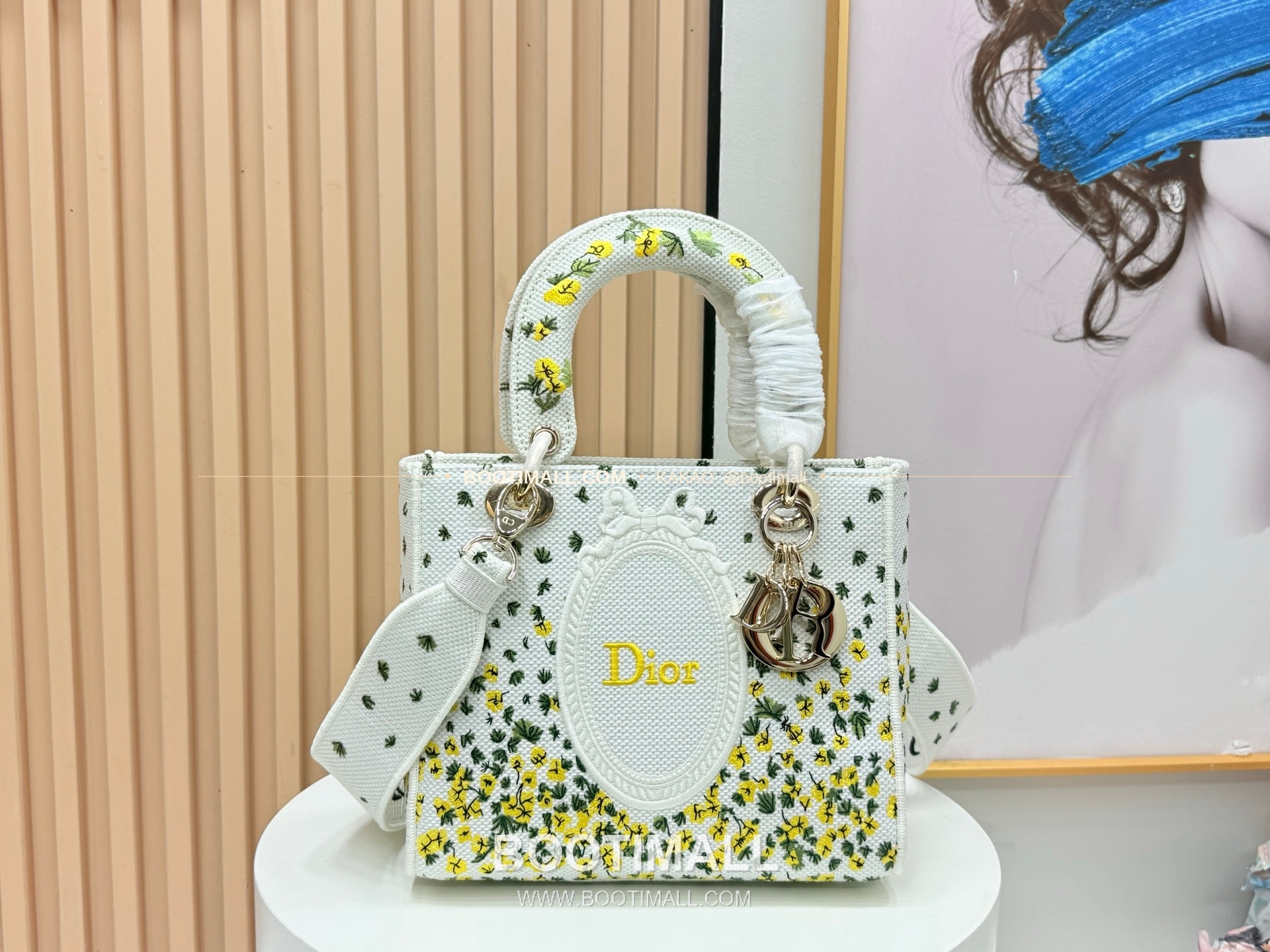 디올 레이디디올 자수 플로럴 멀티 미디엄 토트백 Dior Lady Dior Embroidered Floral Multi Medium Tote Bag 9920 24cm 1
