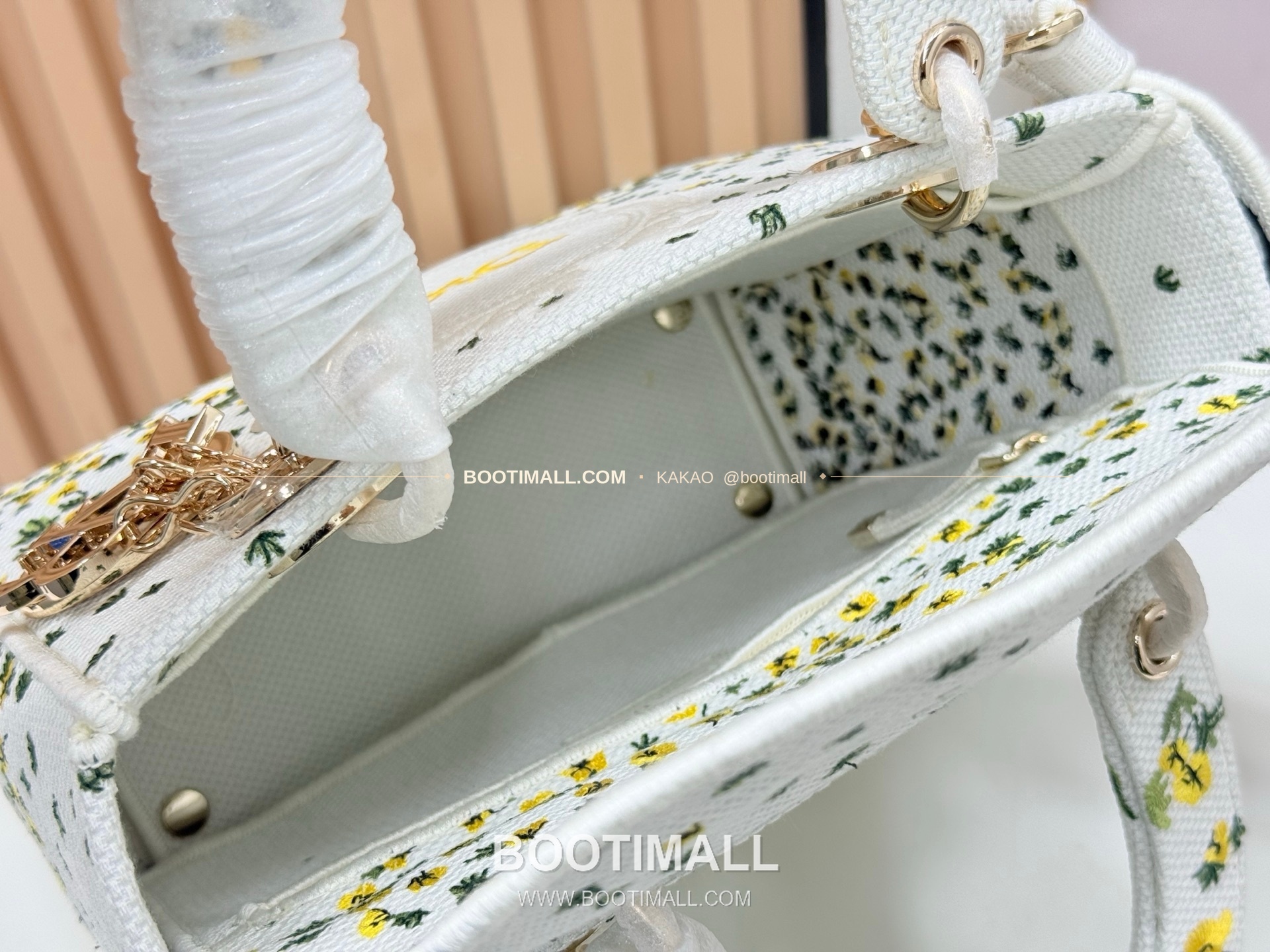 디올 레이디디올 자수 플로럴 멀티 미디엄 토트백 Dior Lady Dior Embroidered Floral Multi Medium Tote Bag 9920 24cm 9