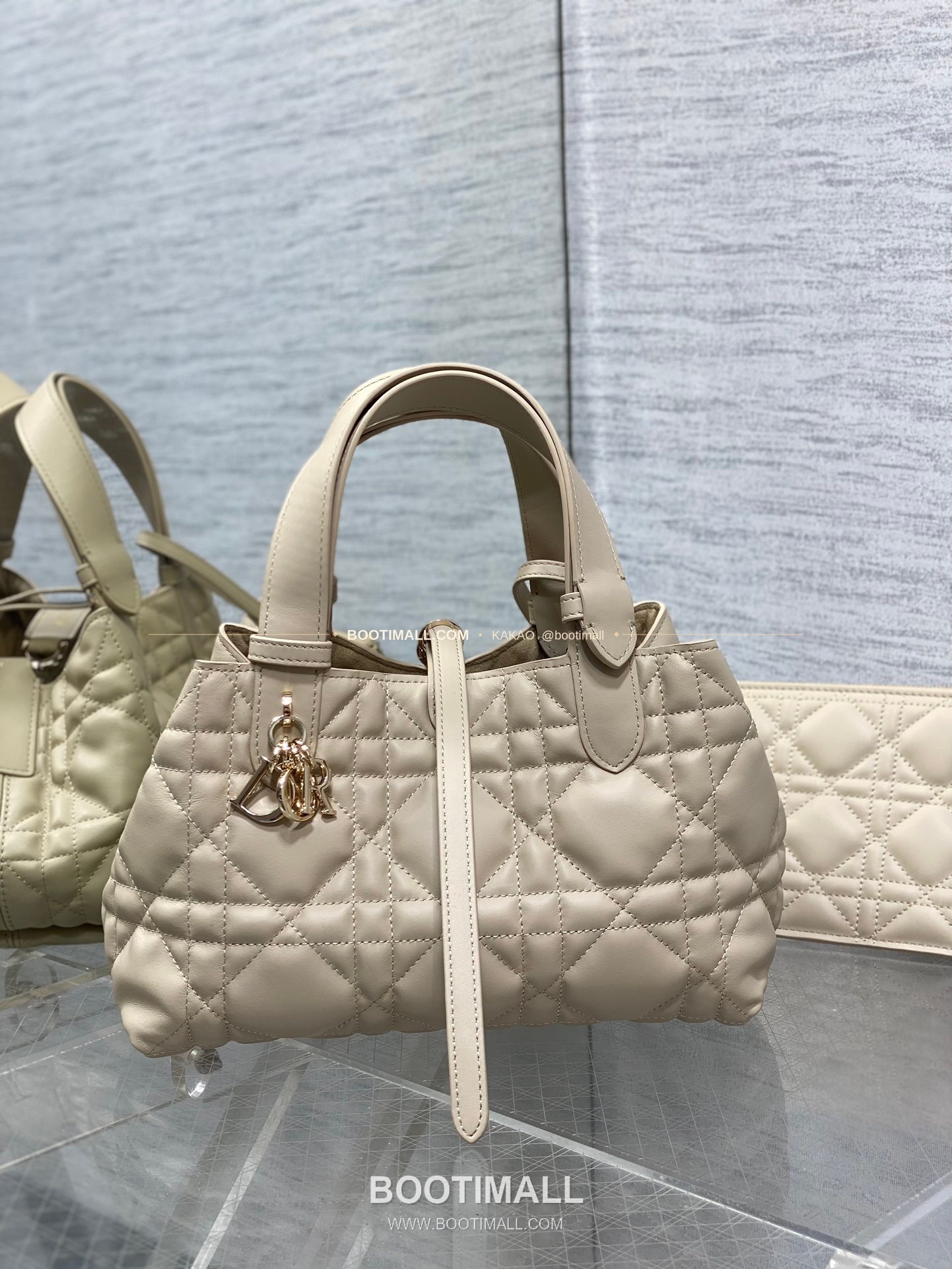 디올 투주르 카프스킨 카나쥬 아이보리 스몰 토트백 Dior Toujours Calfskin Cannage Ivory Small Tote Bag 2822 23cm 1