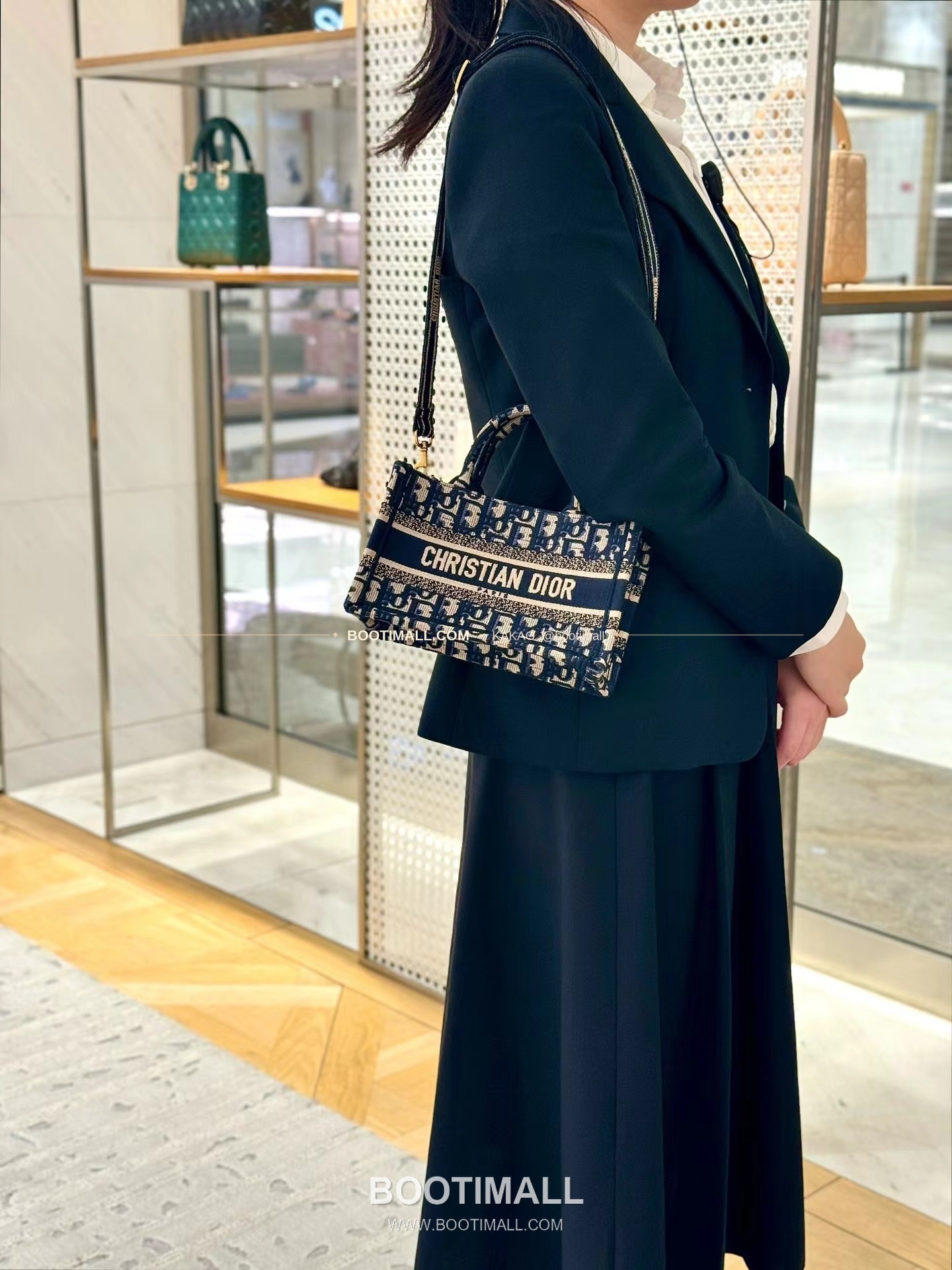 디올 오블리크 자수 캔버스 스몰 토트백 Dior Oblique Embroidered Canvas Small Tote Bag 8002 26cm 3