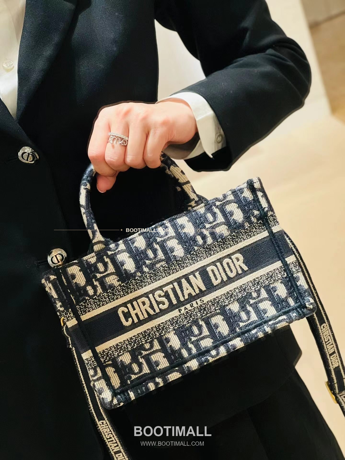 디올 오블리크 자수 캔버스 스몰 토트백 Dior Oblique Embroidered Canvas Small Tote Bag 8002 26cm 4