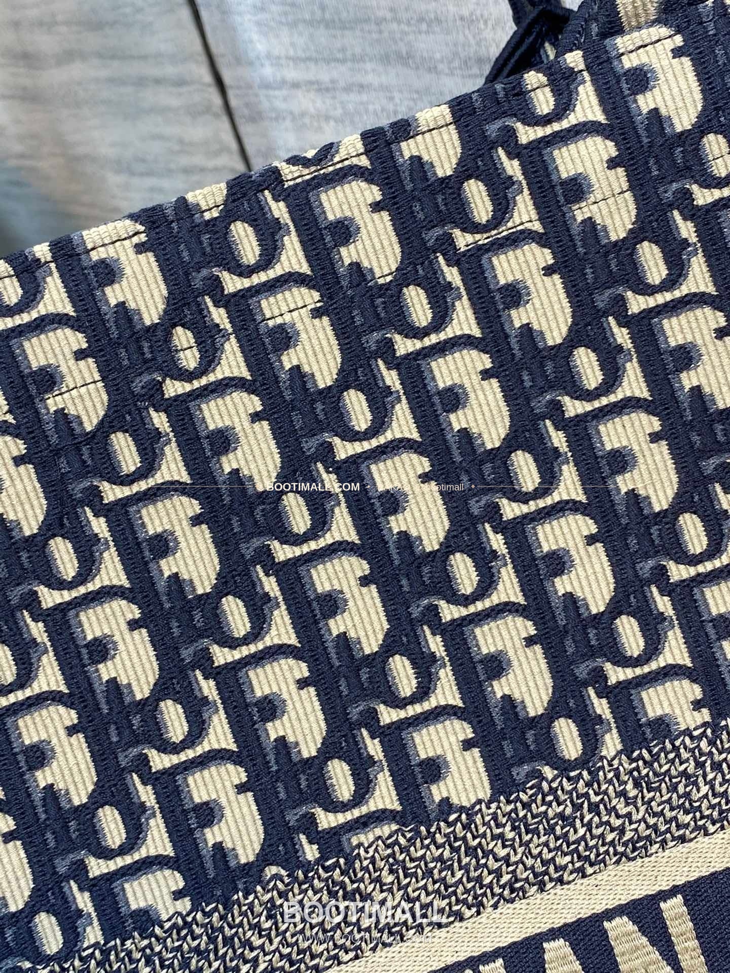 디올 오블리크 자수 캔버스 블루 라지 토트백 Dior Oblique Embroidered Canvas Blue Large Tote Bag 8001 42cm 3