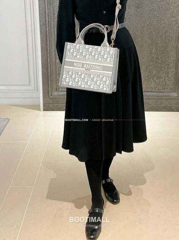 디올 오블리크 자수 캔버스 스트랩 미디엄 토트백 Dior Oblique Embroidered Canvas Strap Medium Tote Bag 36cm 2