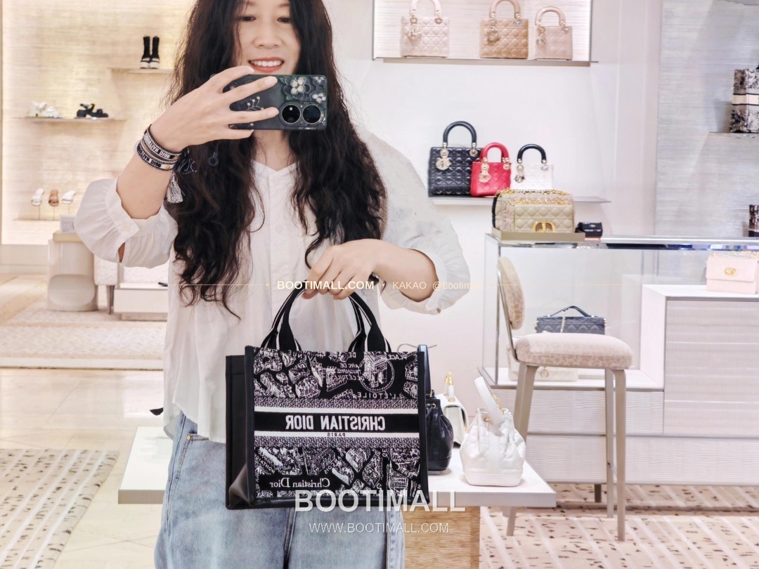 디올 오블리크 자수 캔버스 스트랩 미디엄 토트백 Dior Oblique Embroidered Canvas Strap Medium Tote Bag 36cm 1