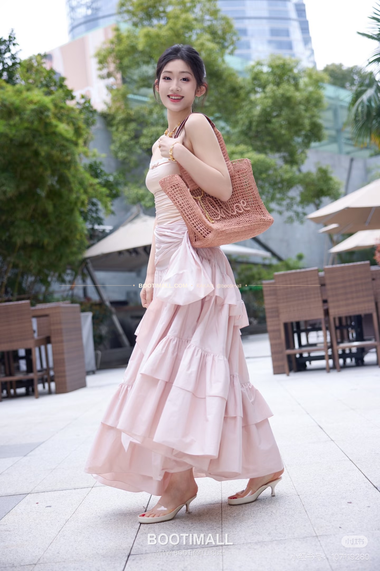 끌로에 2026SS 라피아 위빙 로고자수 바나나 토트백 Chloe 2026 SS Raffia Woven Logo Embroidery Banana Tote Bag 1666 37cm 2