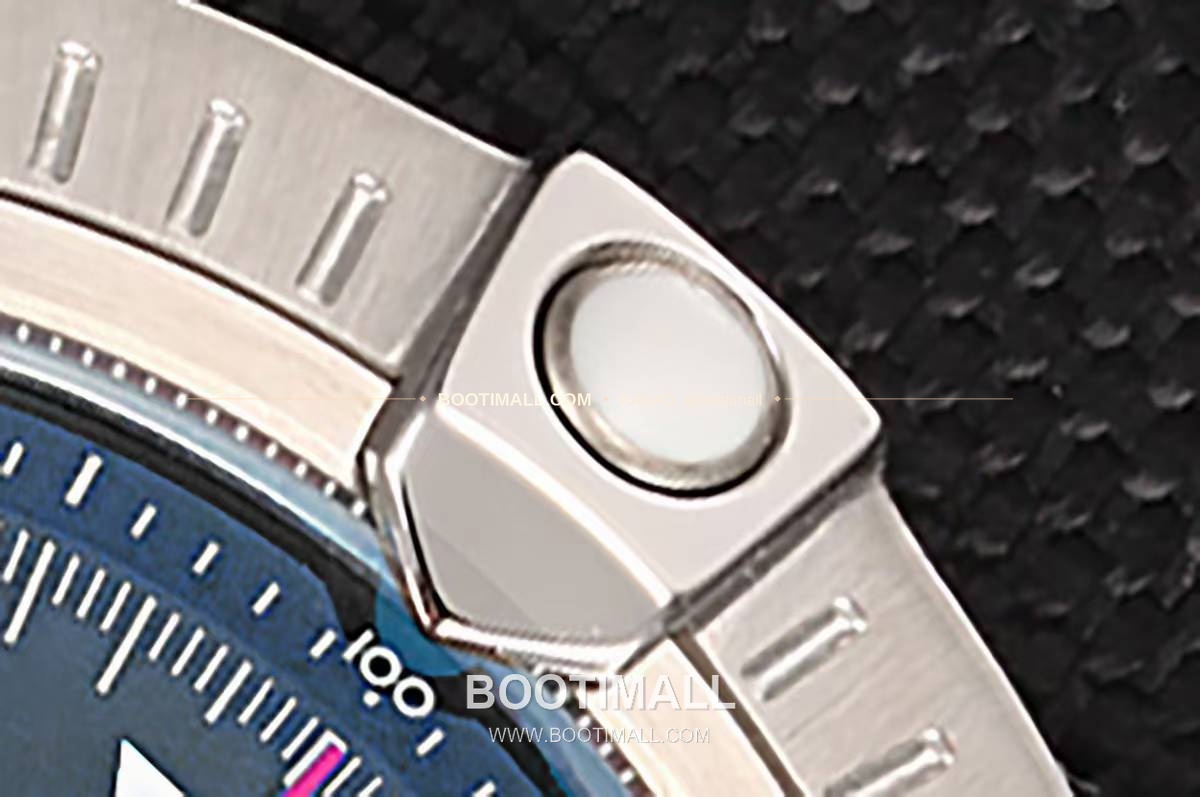 브라이틀링 어벤저 스틸 블랙다이얼 크로노그래프 오토매틱 Breitling Avenger Steel Black Dial Chronograph Automatic B01 45mm 6