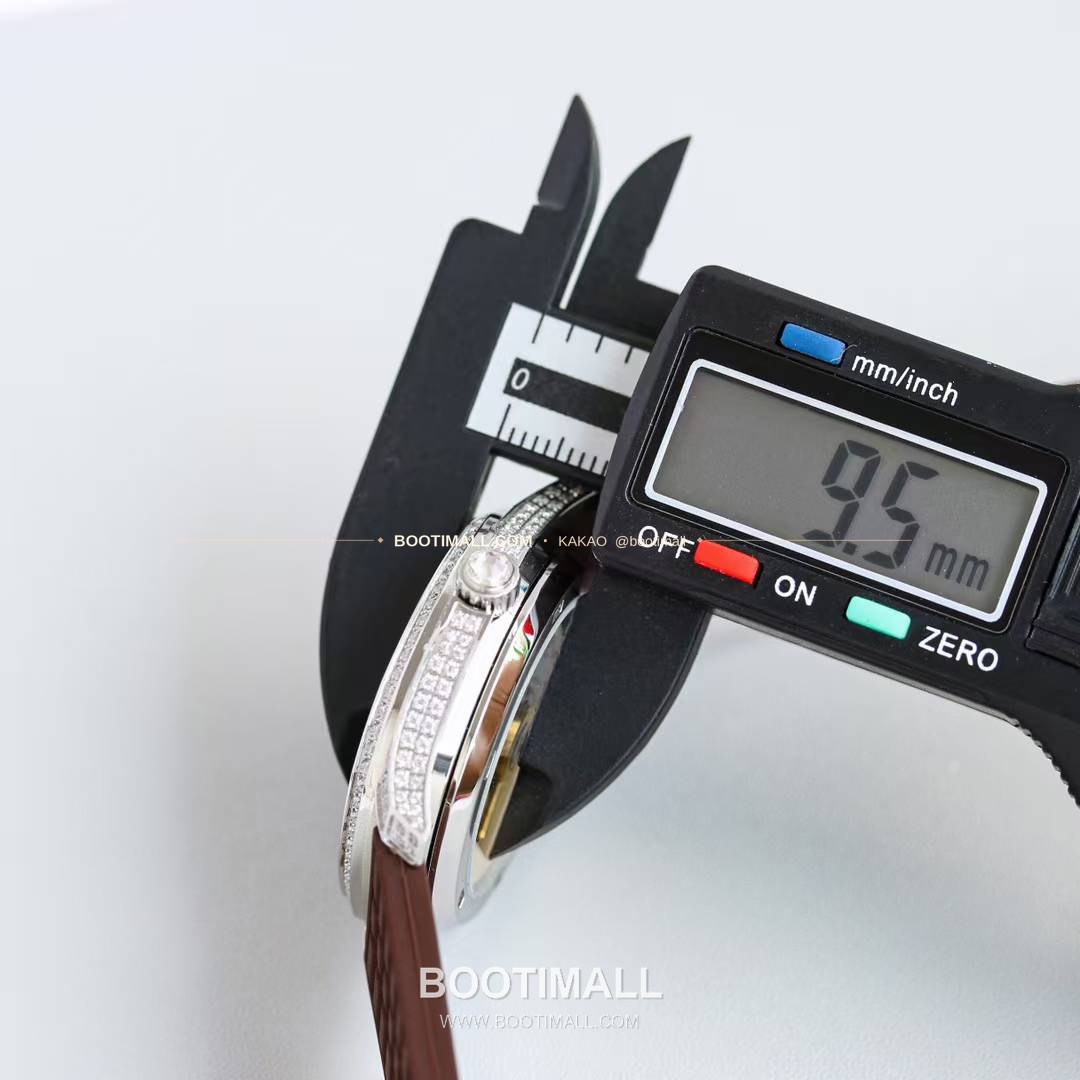 파텍필립 아쿠아넛 스틸 다이아세팅 블랙다이얼 오토매틱 Patek Philippe Aquanaut Steel Diamond Set Black Dial Automatic 35.6mm 7