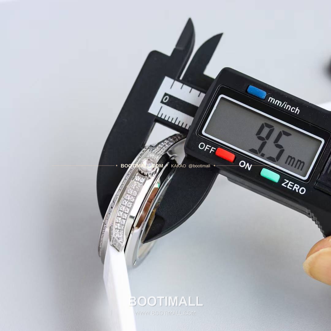 파텍필립 아쿠아넛 스틸 다이아세팅 블랙다이얼 오토매틱 Patek Philippe Aquanaut Steel Diamond Set Black Dial Automatic 35.6mm 7