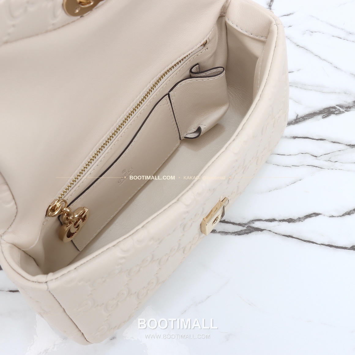구찌 화이트 엠보싱 카프스킨 슬림 숄더백 Gucci White Embossed Calfskin Slim Shoulder Bag 806017 21cm 9
