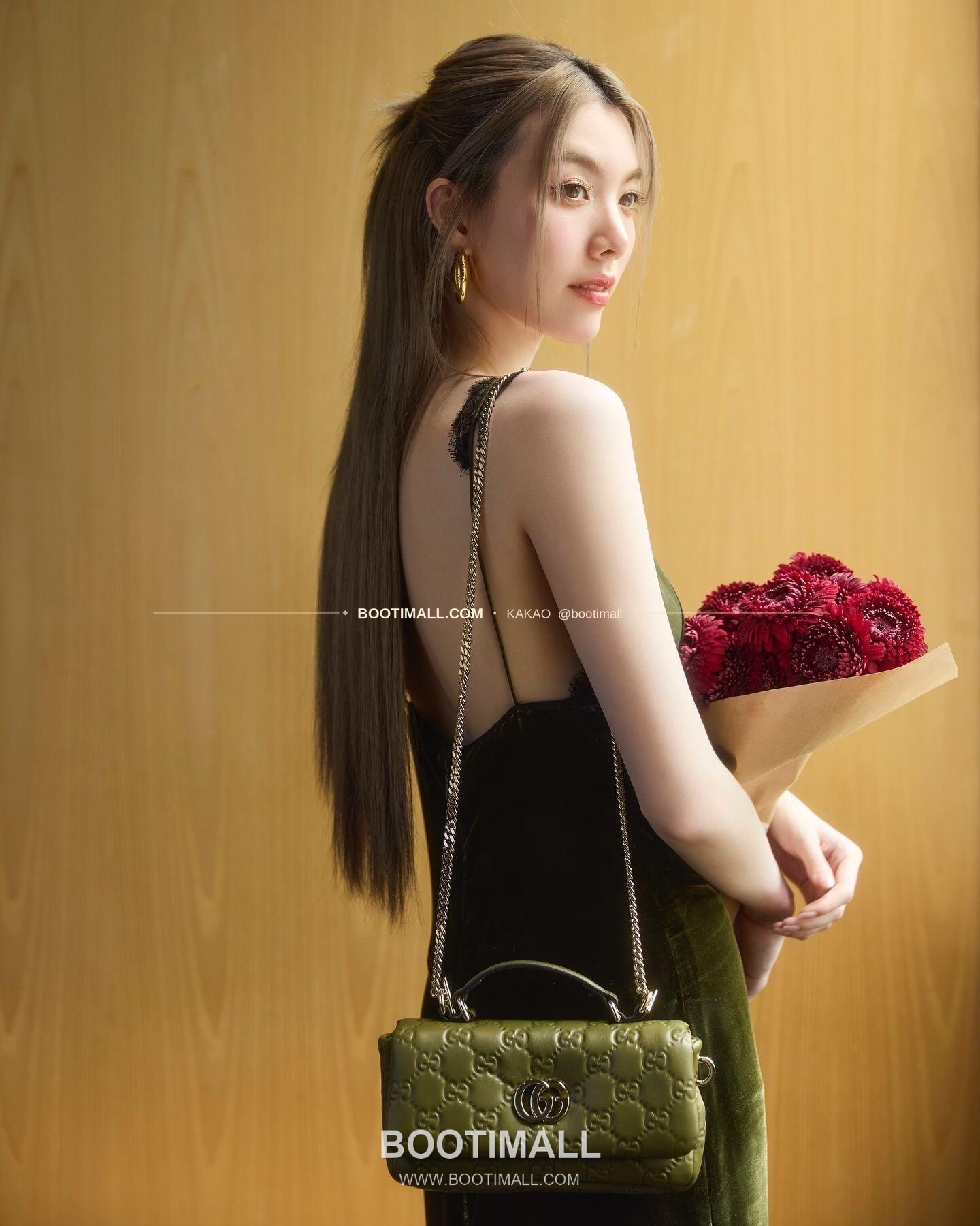 구찌 화이트 엠보싱 카프스킨 슬림 숄더백 Gucci White Embossed Calfskin Slim Shoulder Bag 806017 21cm 1