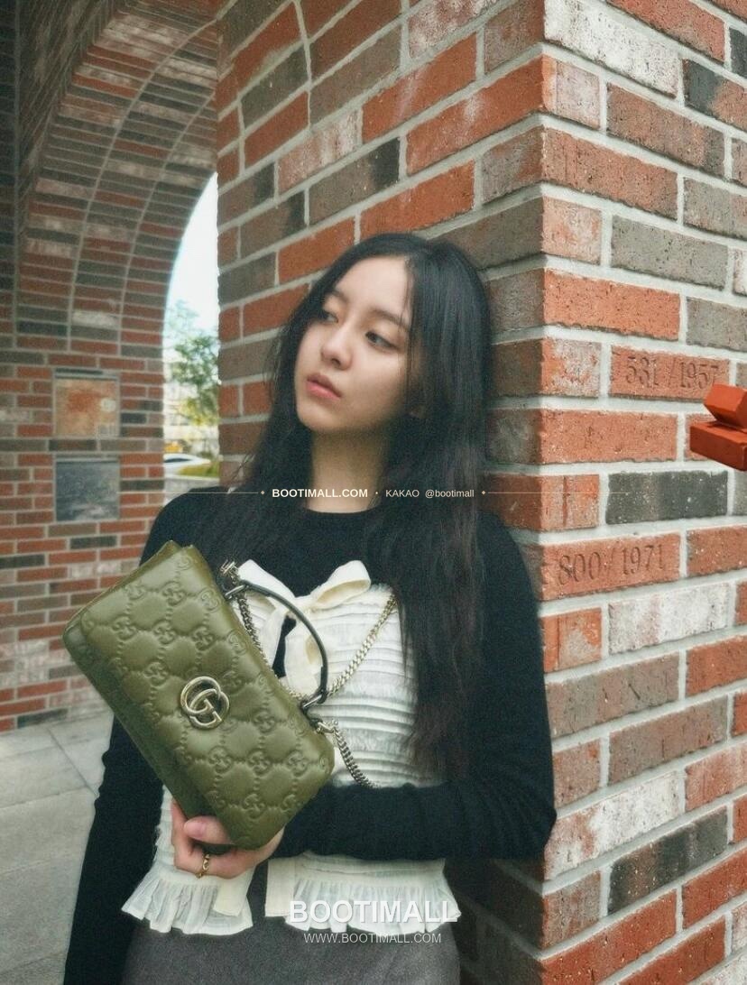 구찌 화이트 엠보싱 카프스킨 슬림 숄더백 Gucci White Embossed Calfskin Slim Shoulder Bag 806017 21cm 9