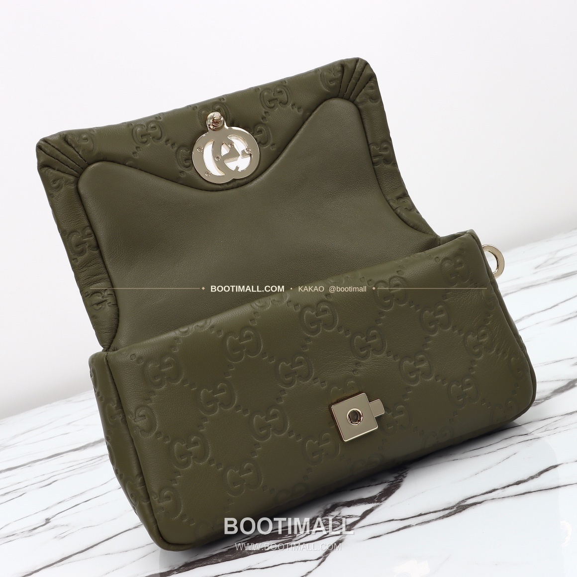 구찌 화이트 엠보싱 카프스킨 슬림 숄더백 Gucci White Embossed Calfskin Slim Shoulder Bag 806017 21cm 15