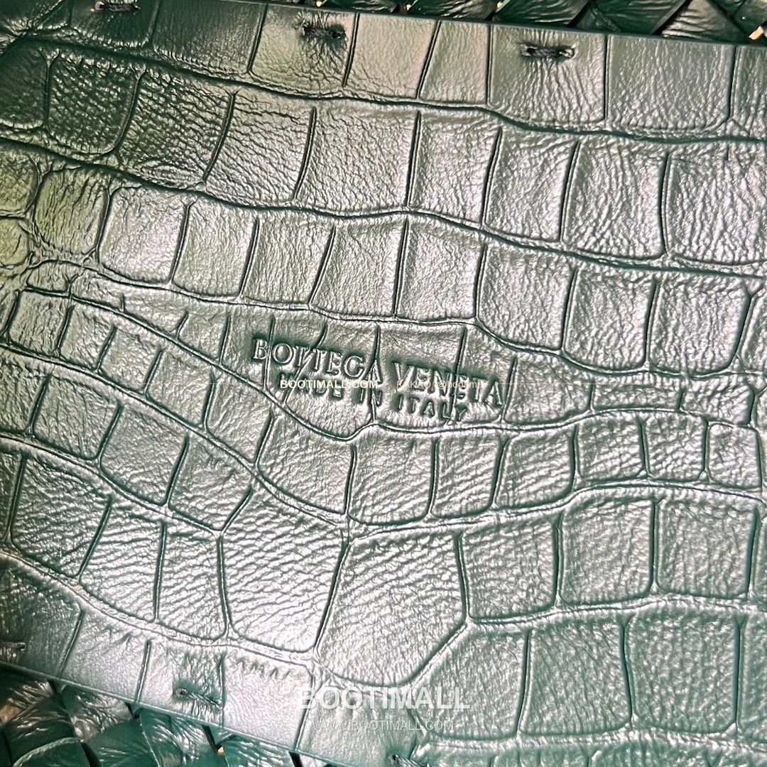 보테가베네타 카프스킨 구조 미니 토트백 Bottega Veneta Calfskin Structured Mini Tote Bag 717712 20cm 7