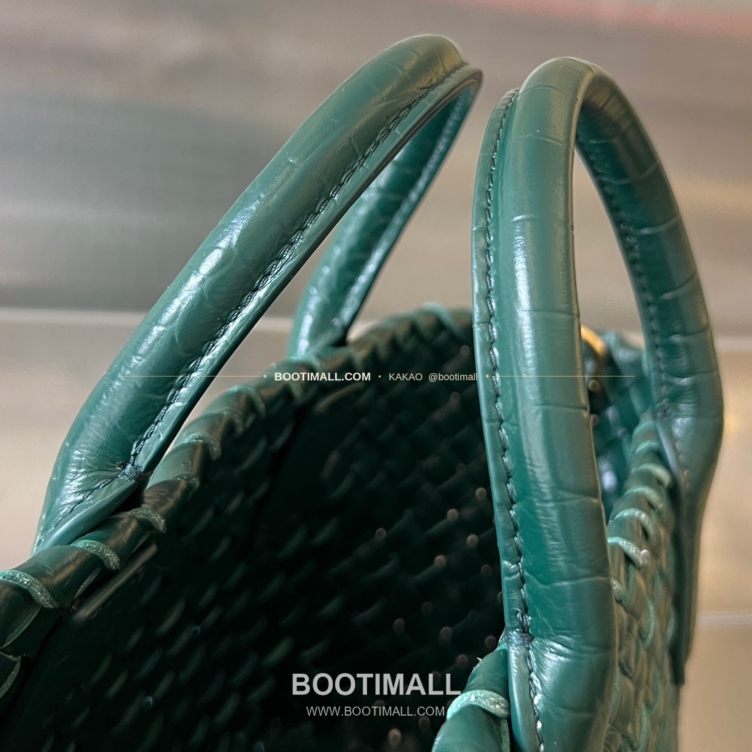 보테가베네타 카프스킨 구조 미니 토트백 Bottega Veneta Calfskin Structured Mini Tote Bag 717712 20cm 9