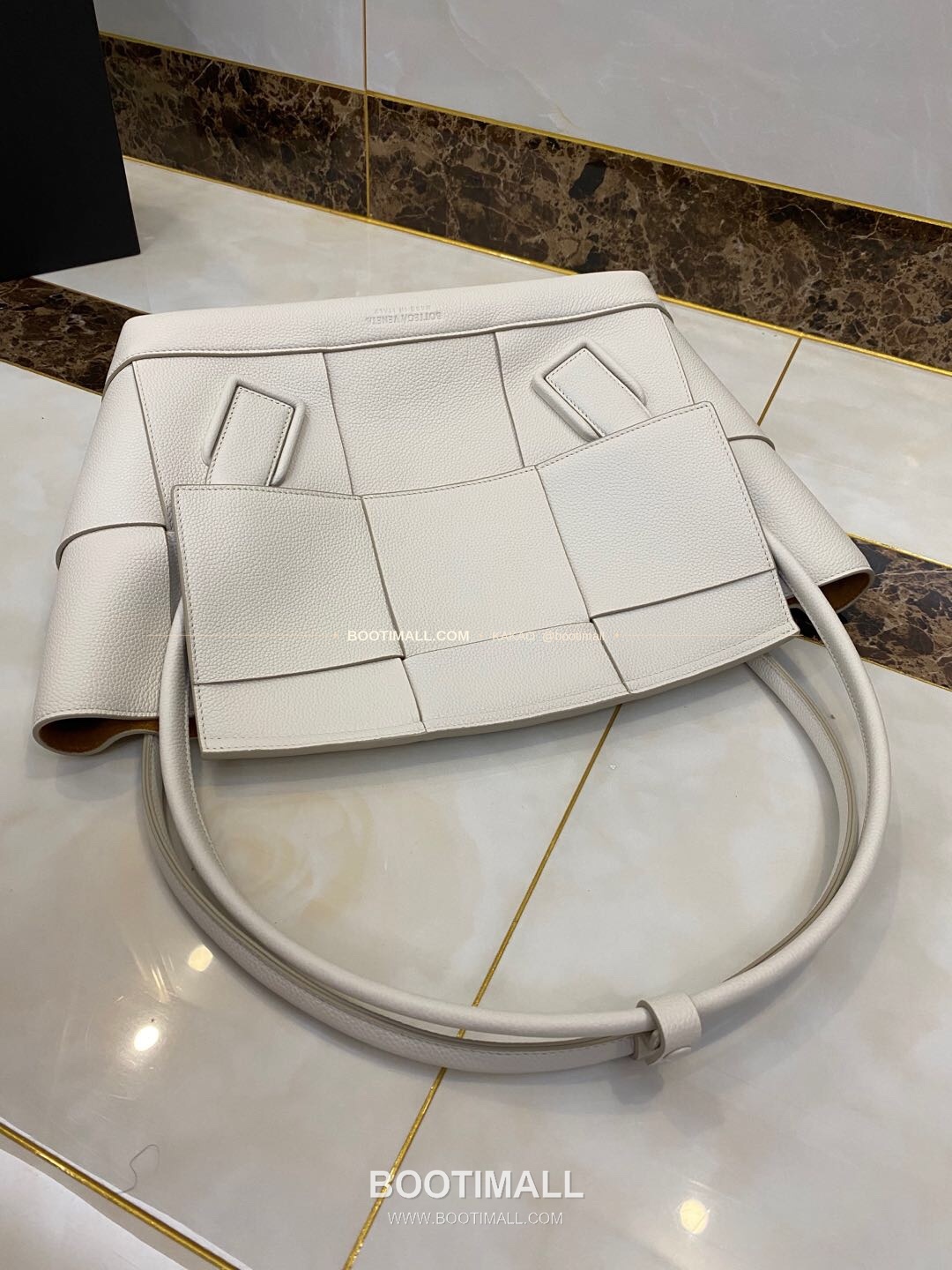 보테가베네타 카프스킨 구조 토트백 Bottega Veneta Calfskin Structured Tote Bag 575941 48cm 9