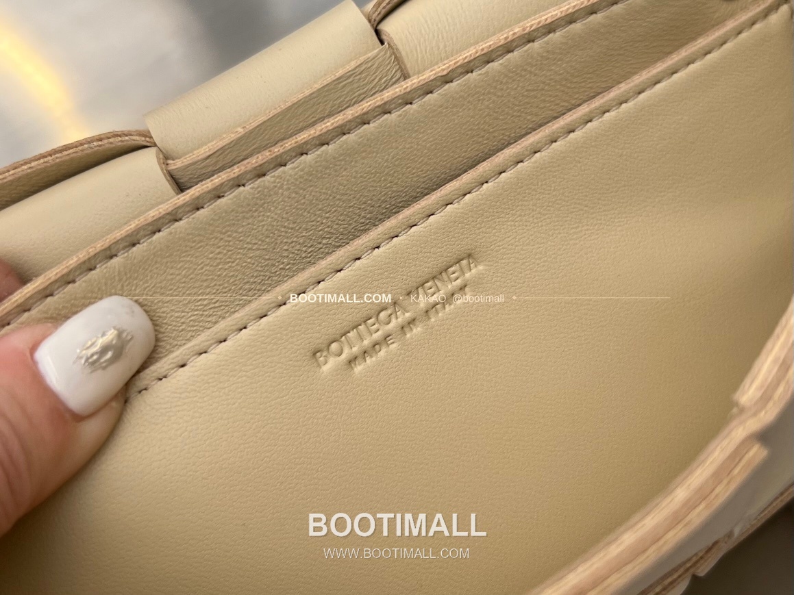 보테가베네타 카프스킨 슬림 숄더백 Bottega Veneta Calfskin Slim Shoulder Bag 730848 19cm 8