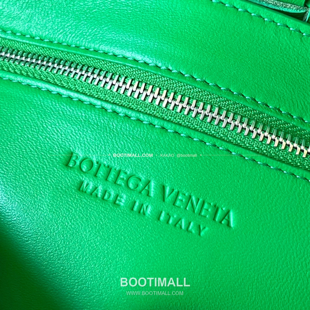 보테가베네타 카프스킨 슬림 숄더백 Bottega Veneta Calfskin Slim Shoulder Bag 741777 23cm 8