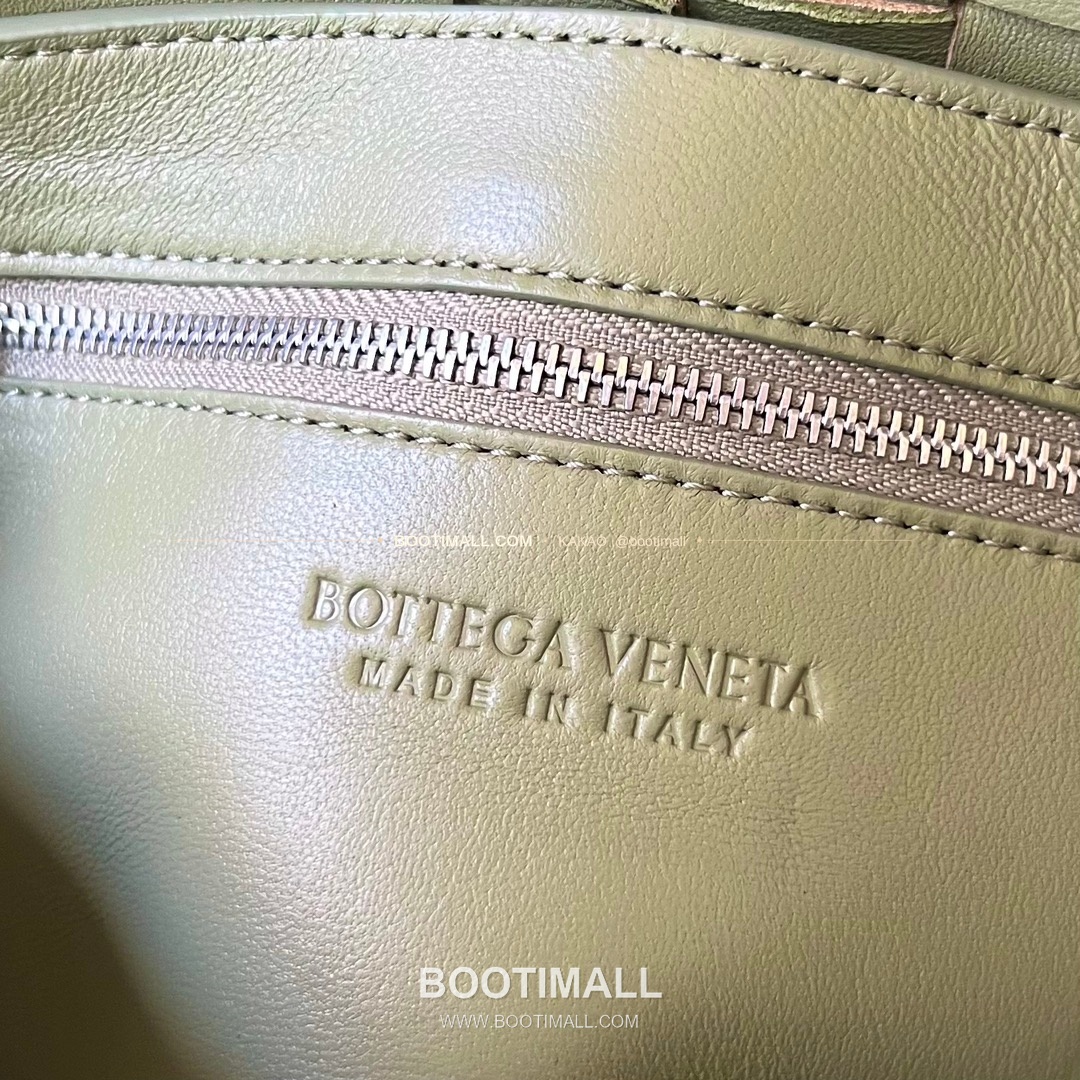 보테가베네타 카프스킨 슬림 숄더백 Bottega Veneta Calfskin Slim Shoulder Bag 741777 23cm 8