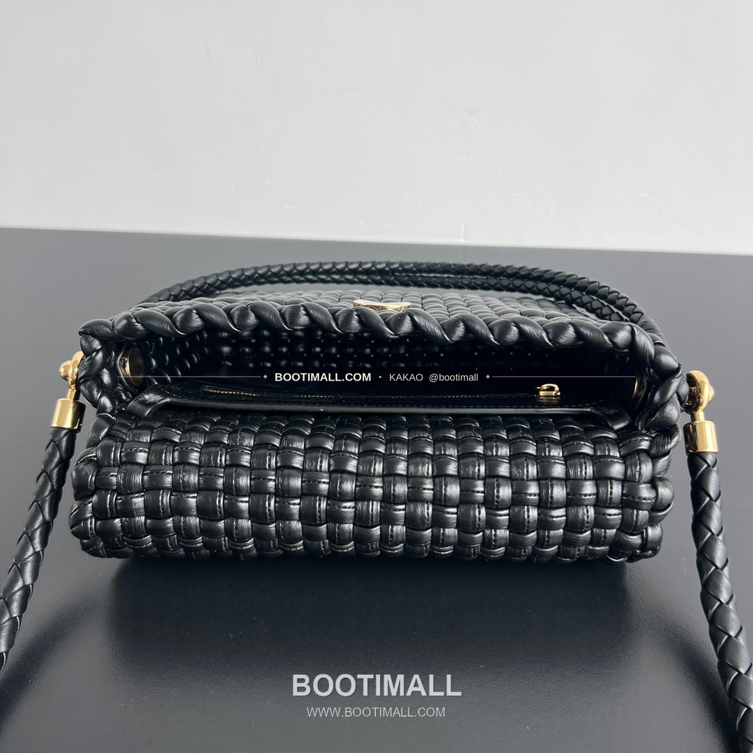 보테가베네타 스윙 인트레치아토 램스킨 플랩 토트백 Bottega Veneta Swing Intrecciato Lambskin Flap Tote Bag 764073 25cm 5