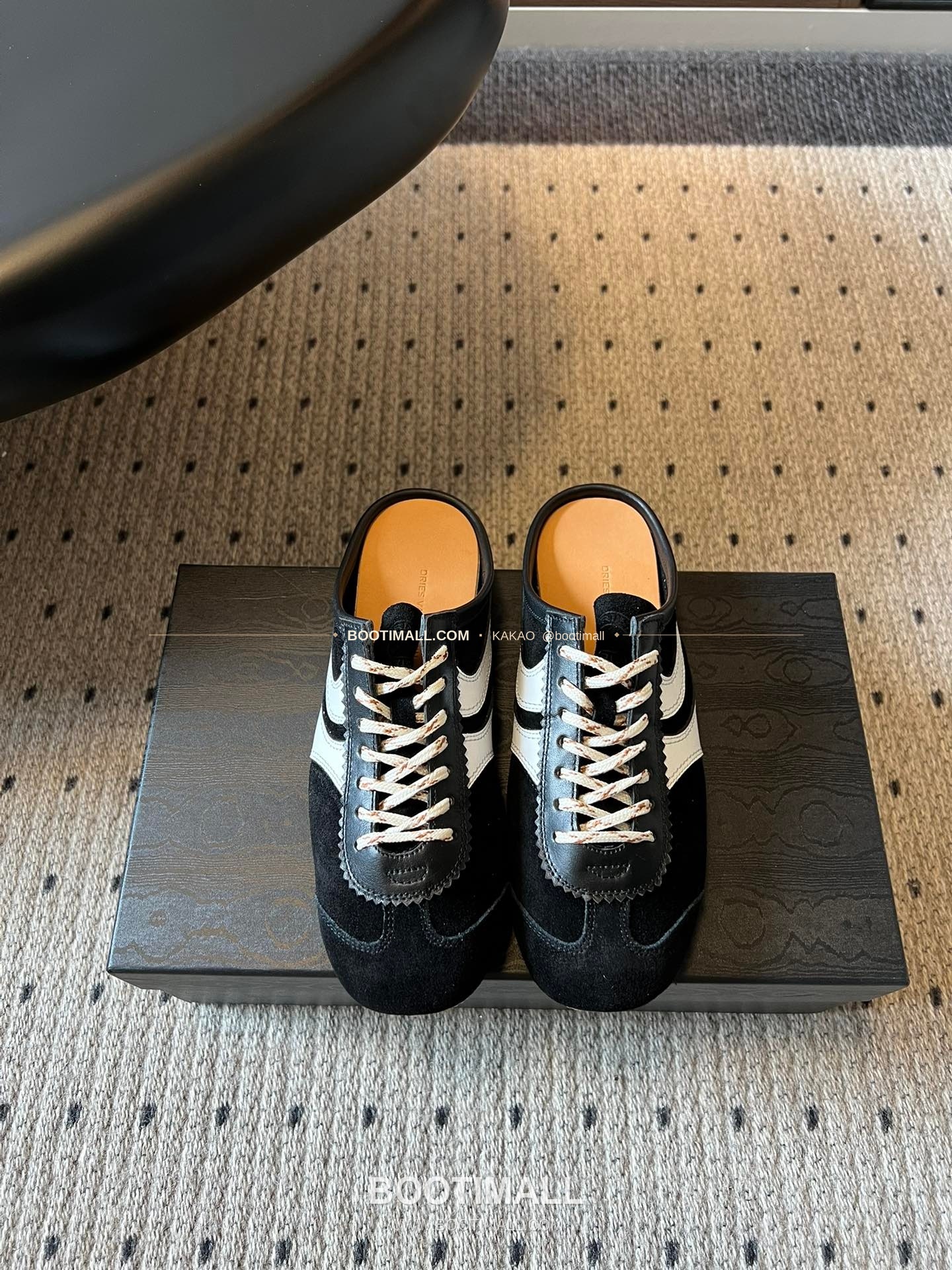 드리스반노튼 2026SS 소가죽 레이스업 독일군 하프 슬리퍼 스니커즈 Dries Van Noten 2026 SS Cow Leather Lace-Up German Trainer Half Mule Black Sneakers 1