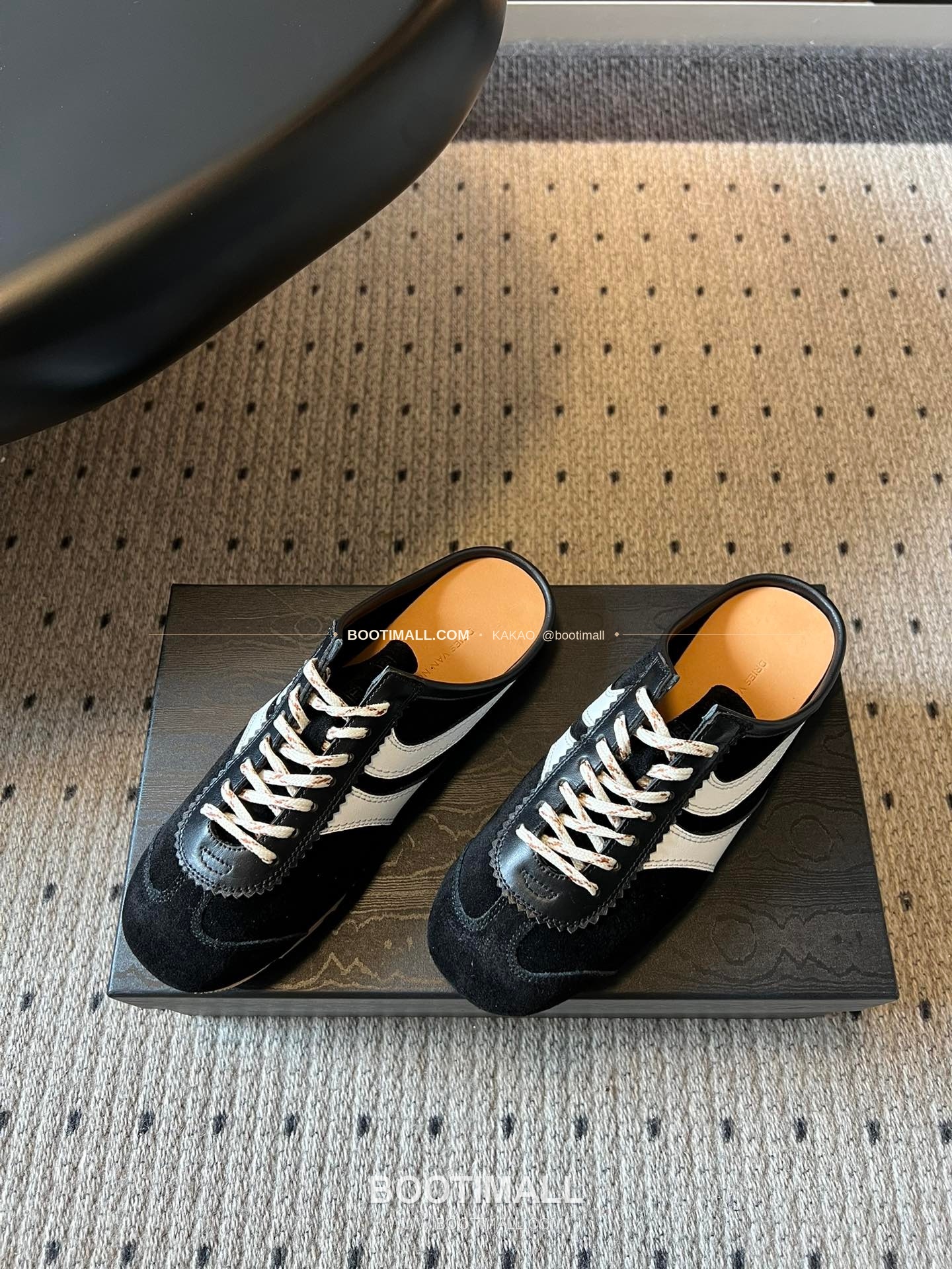 드리스반노튼 2026SS 소가죽 레이스업 독일군 하프 슬리퍼 스니커즈 Dries Van Noten 2026 SS Cow Leather Lace-Up German Trainer Half Mule Black Sneakers 2