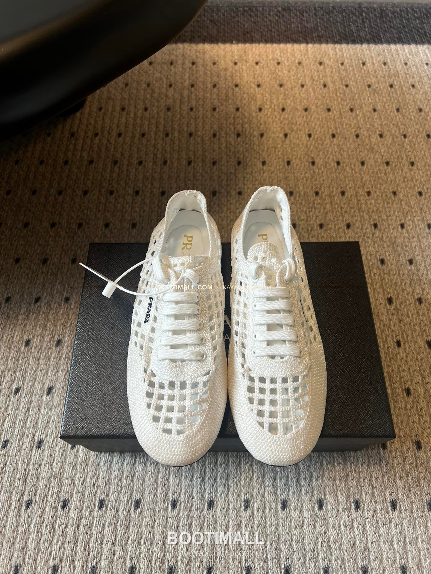 프라다 2026SS 메쉬 자수 레이스업 로우탑 스니커즈 Prada 2026 SS Mesh Embroidered Lace-Up Low Top Black Sneakers 1