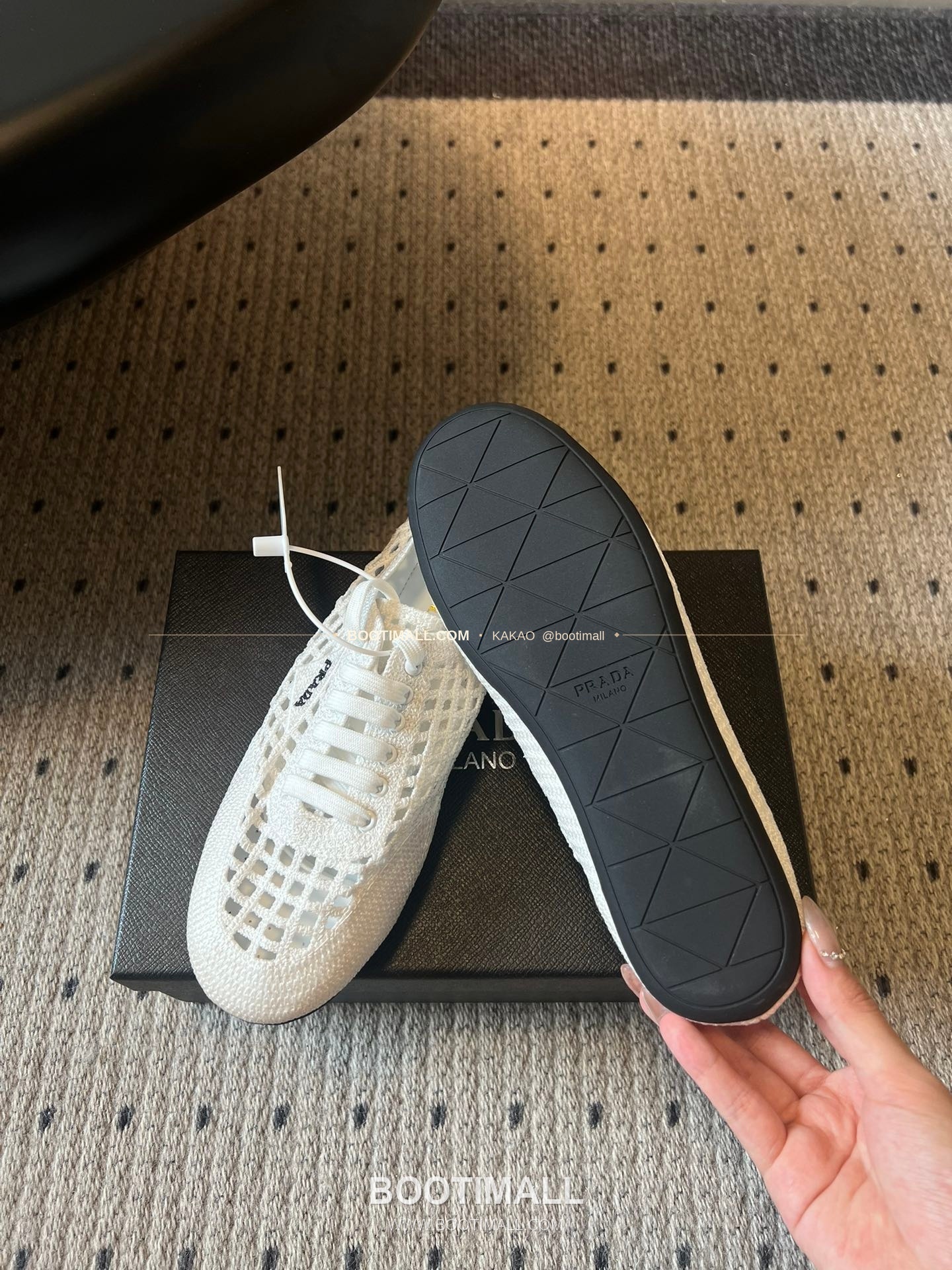 프라다 2026SS 메쉬 자수 레이스업 로우탑 스니커즈 Prada 2026 SS Mesh Embroidered Lace-Up Low Top Black Sneakers 3