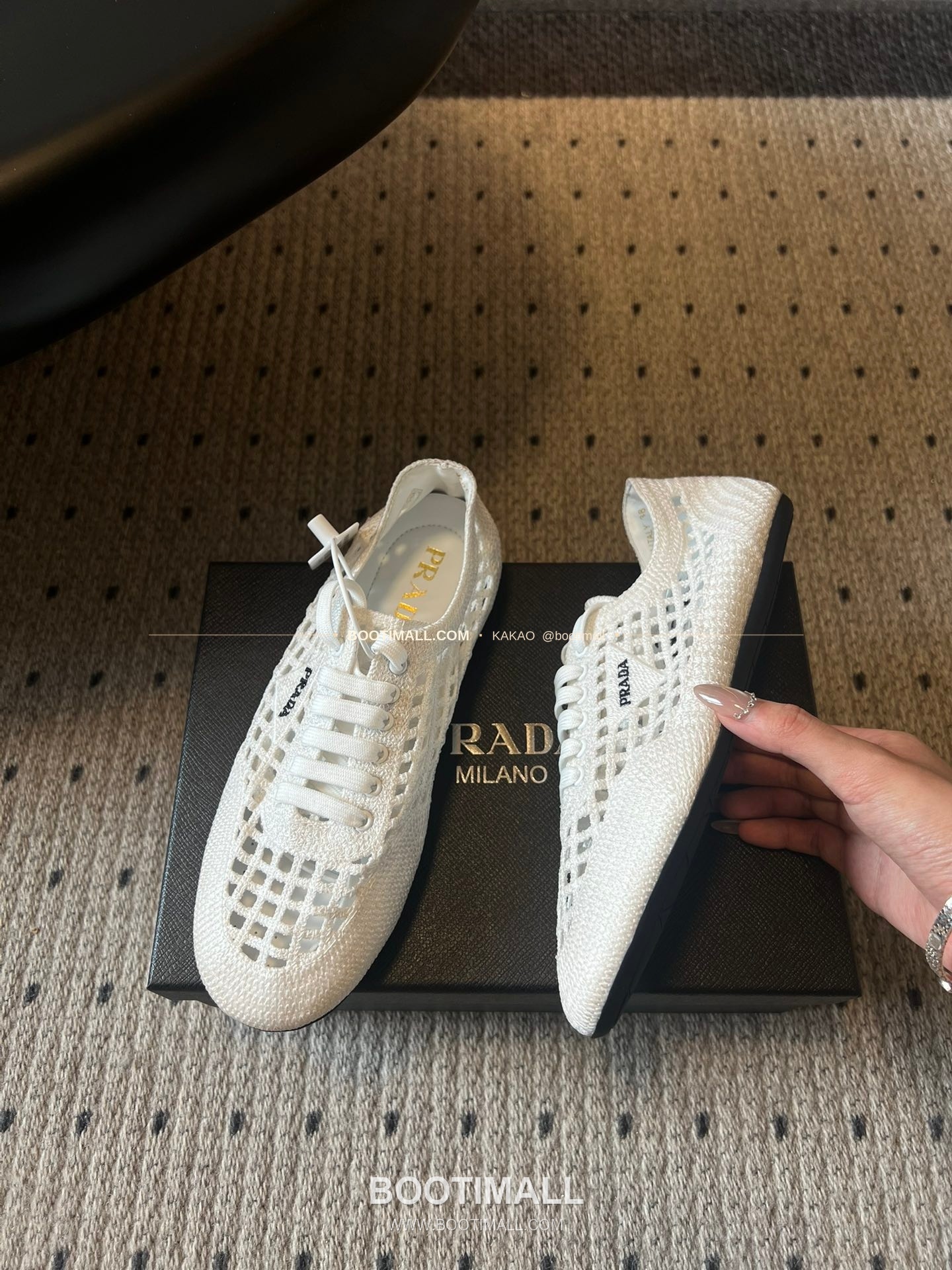 프라다 2026SS 메쉬 자수 레이스업 로우탑 스니커즈 Prada 2026 SS Mesh Embroidered Lace-Up Low Top Black Sneakers 4