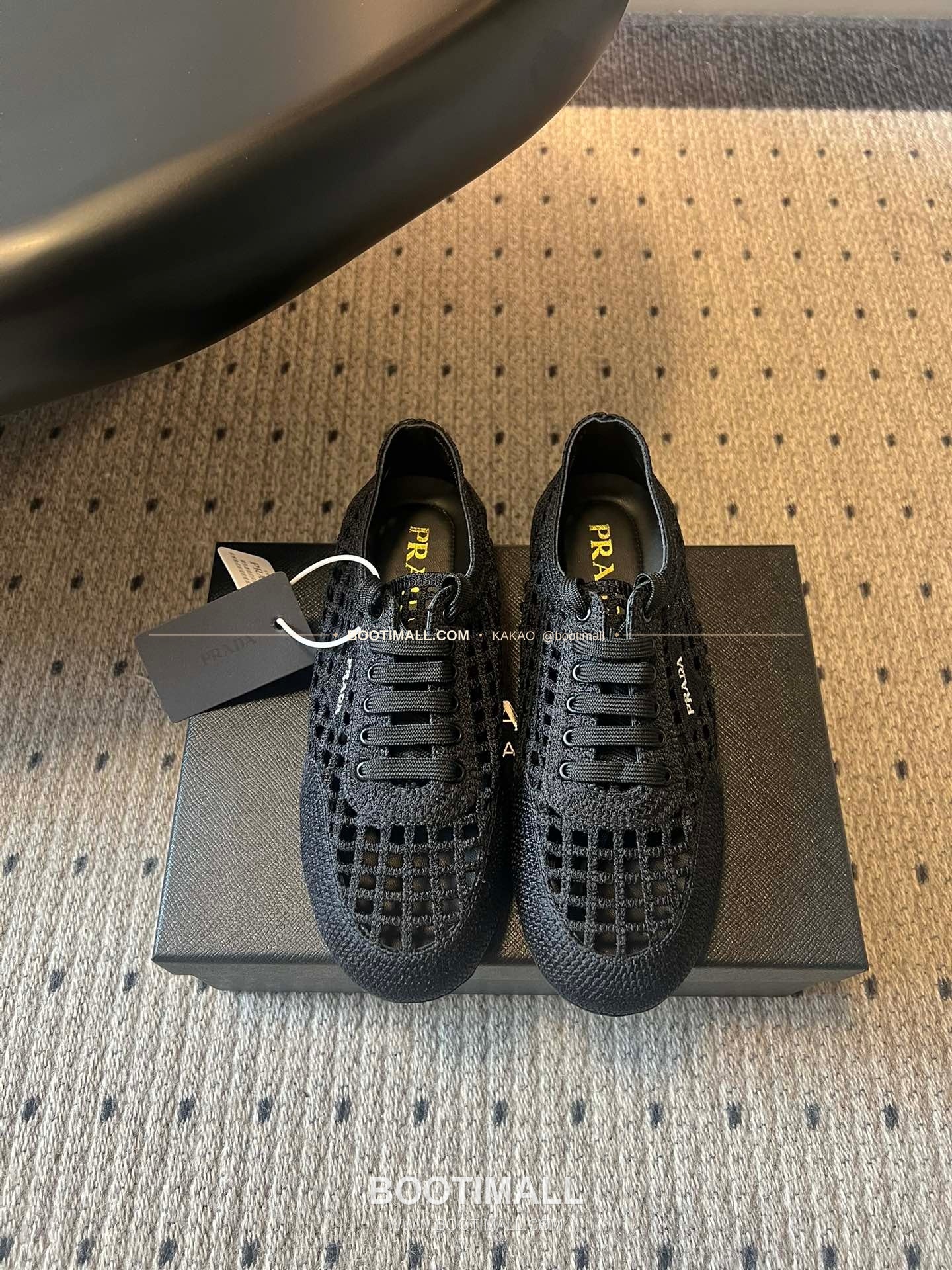 프라다 2026SS 메쉬 자수 레이스업 로우탑 스니커즈 Prada 2026 SS Mesh Embroidered Lace-Up Low Top Black Sneakers 1