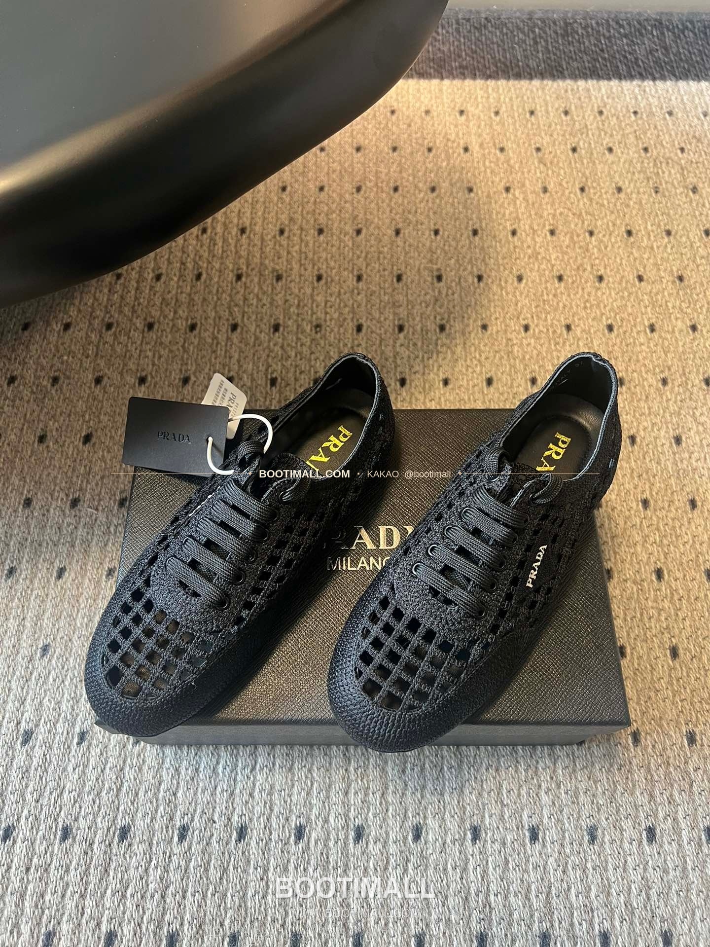 프라다 2026SS 메쉬 자수 레이스업 로우탑 스니커즈 Prada 2026 SS Mesh Embroidered Lace-Up Low Top Black Sneakers 2