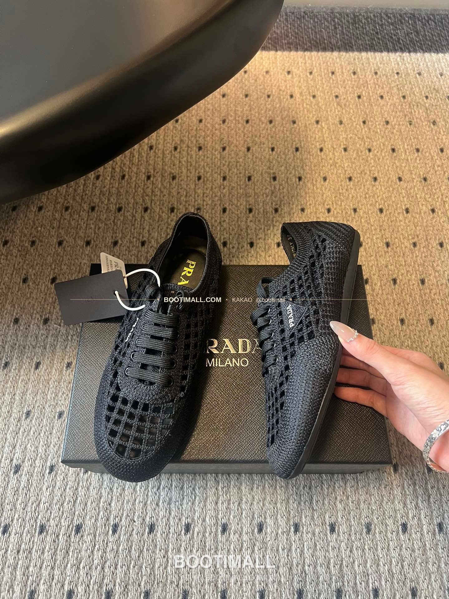 프라다 2026SS 메쉬 자수 레이스업 로우탑 스니커즈 Prada 2026 SS Mesh Embroidered Lace-Up Low Top Black Sneakers 4