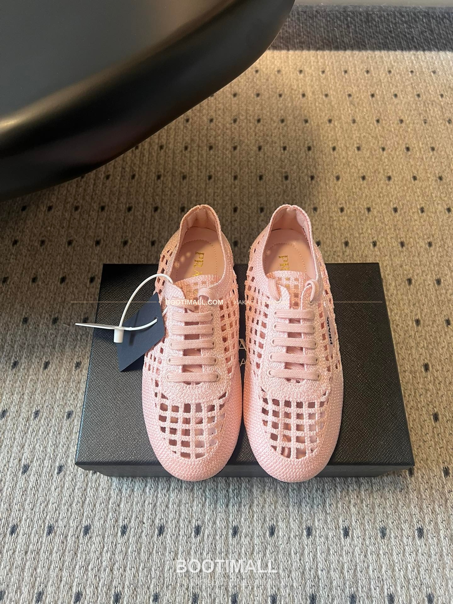 프라다 2026SS 메쉬 자수 레이스업 로우탑 스니커즈 Prada 2026 SS Mesh Embroidered Lace-Up Low Top Black Sneakers 1