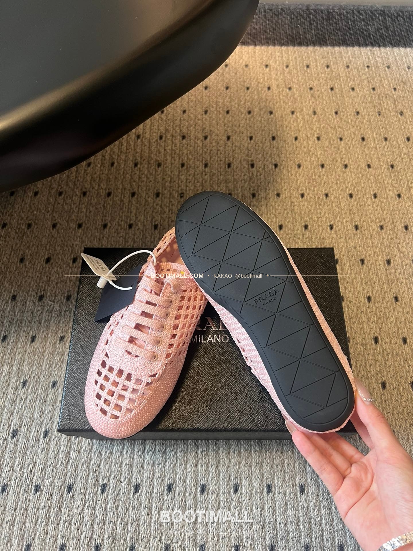 프라다 2026SS 메쉬 자수 레이스업 로우탑 스니커즈 Prada 2026 SS Mesh Embroidered Lace-Up Low Top Black Sneakers 3