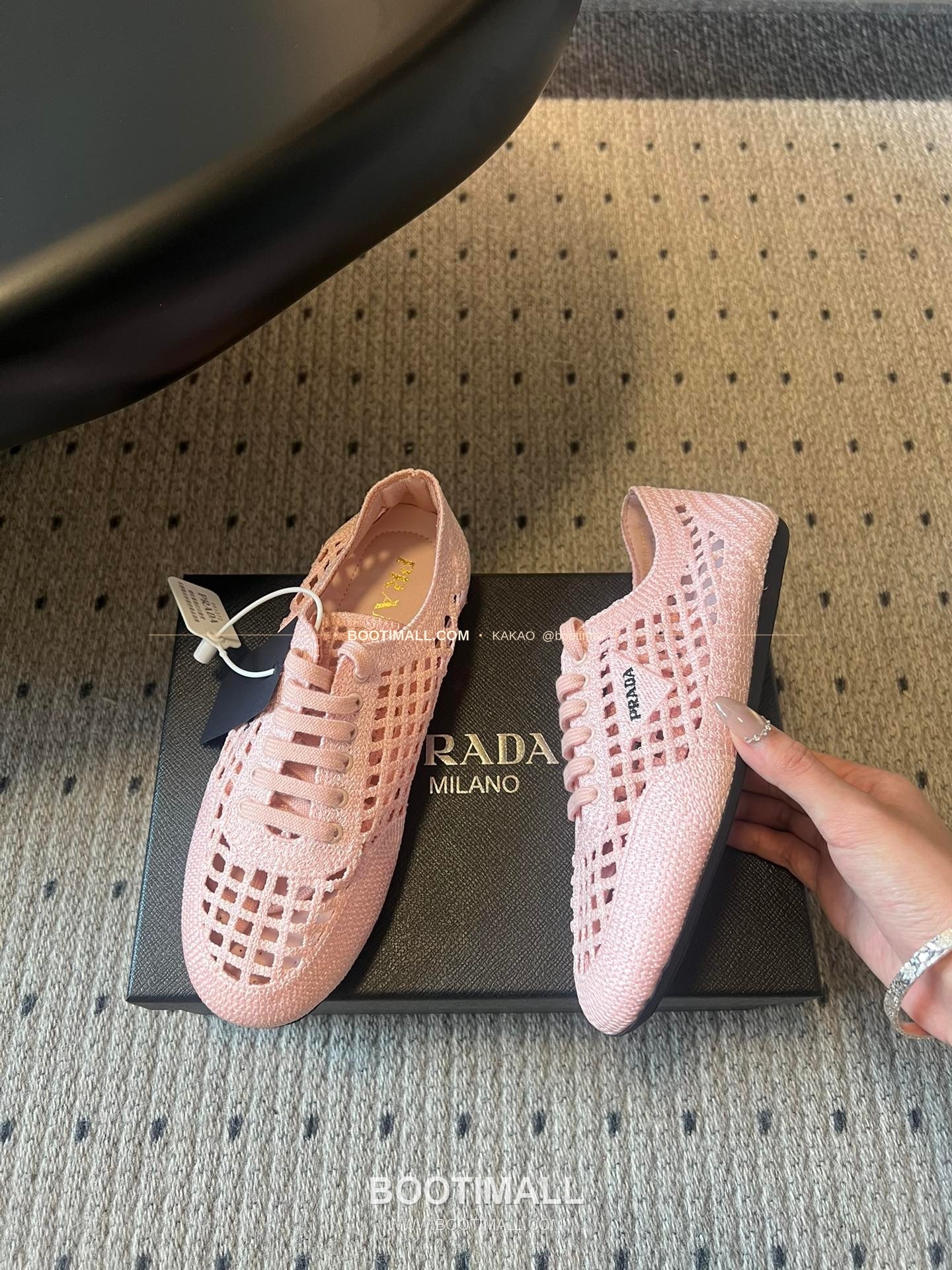 프라다 2026SS 메쉬 자수 레이스업 로우탑 스니커즈 Prada 2026 SS Mesh Embroidered Lace-Up Low Top Black Sneakers 4