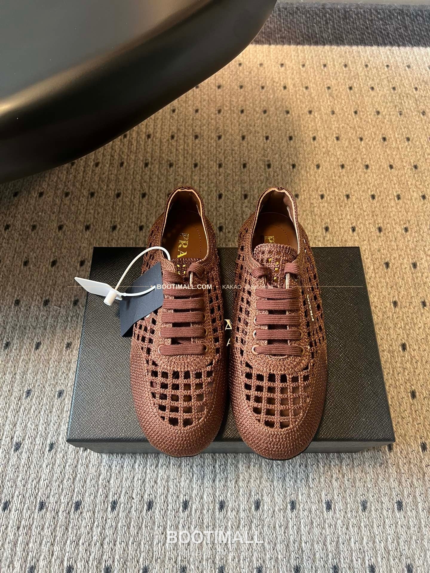 프라다 2026SS 메쉬 자수 레이스업 로우탑 스니커즈 Prada 2026 SS Mesh Embroidered Lace-Up Low Top Black Sneakers 1