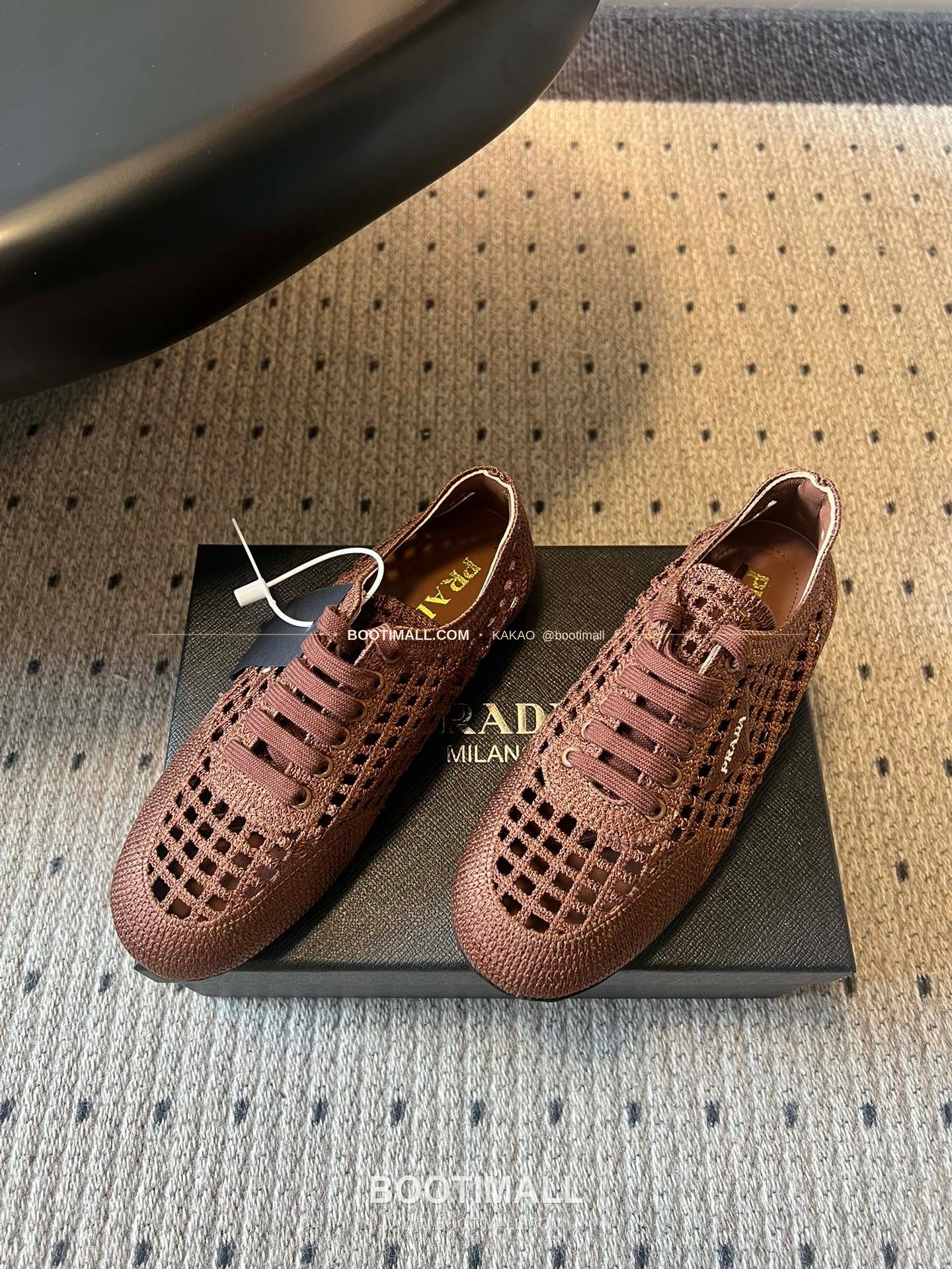 프라다 2026SS 메쉬 자수 레이스업 로우탑 스니커즈 Prada 2026 SS Mesh Embroidered Lace-Up Low Top Black Sneakers 2