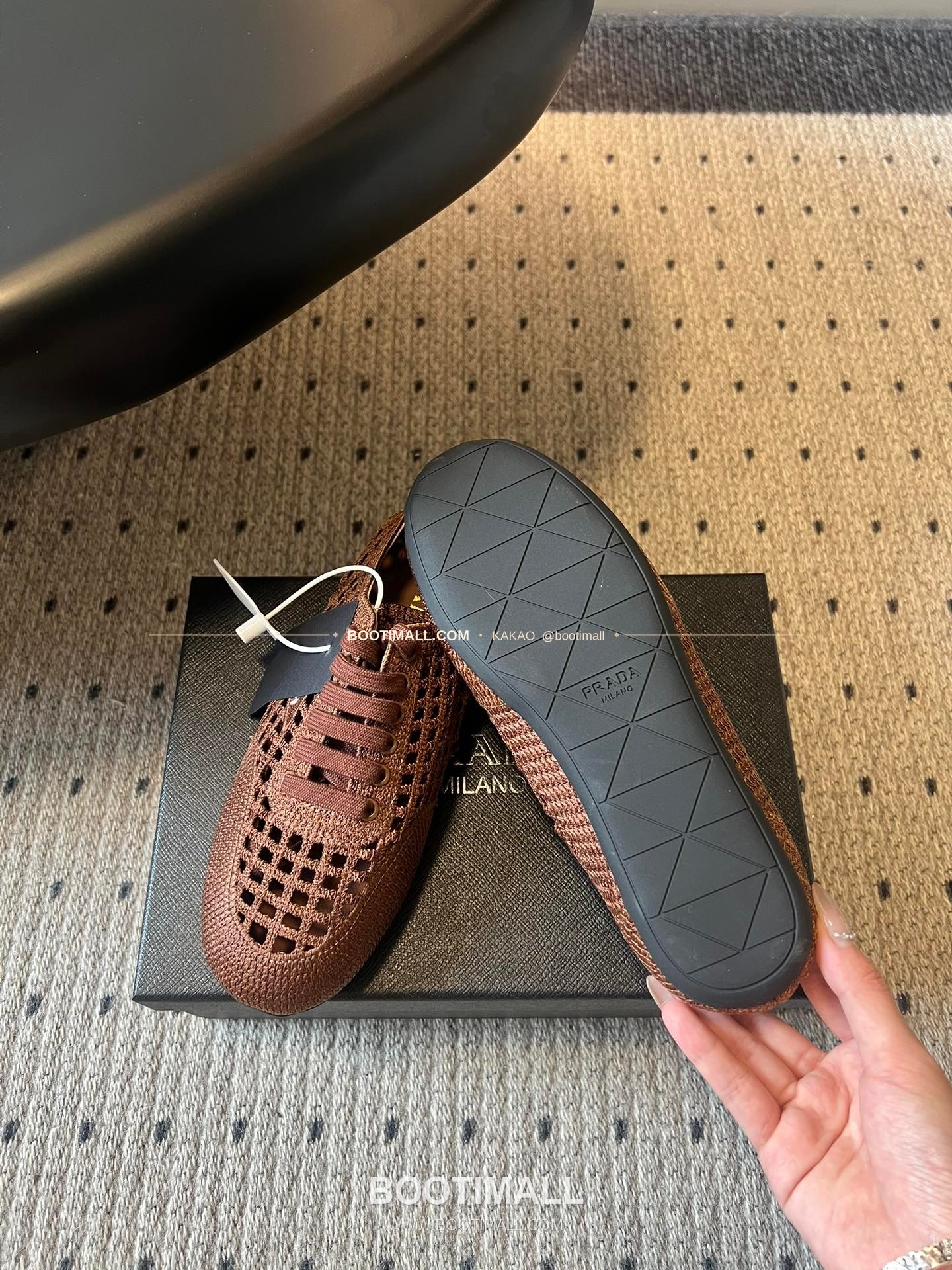 프라다 2026SS 메쉬 자수 레이스업 로우탑 스니커즈 Prada 2026 SS Mesh Embroidered Lace-Up Low Top Black Sneakers 3